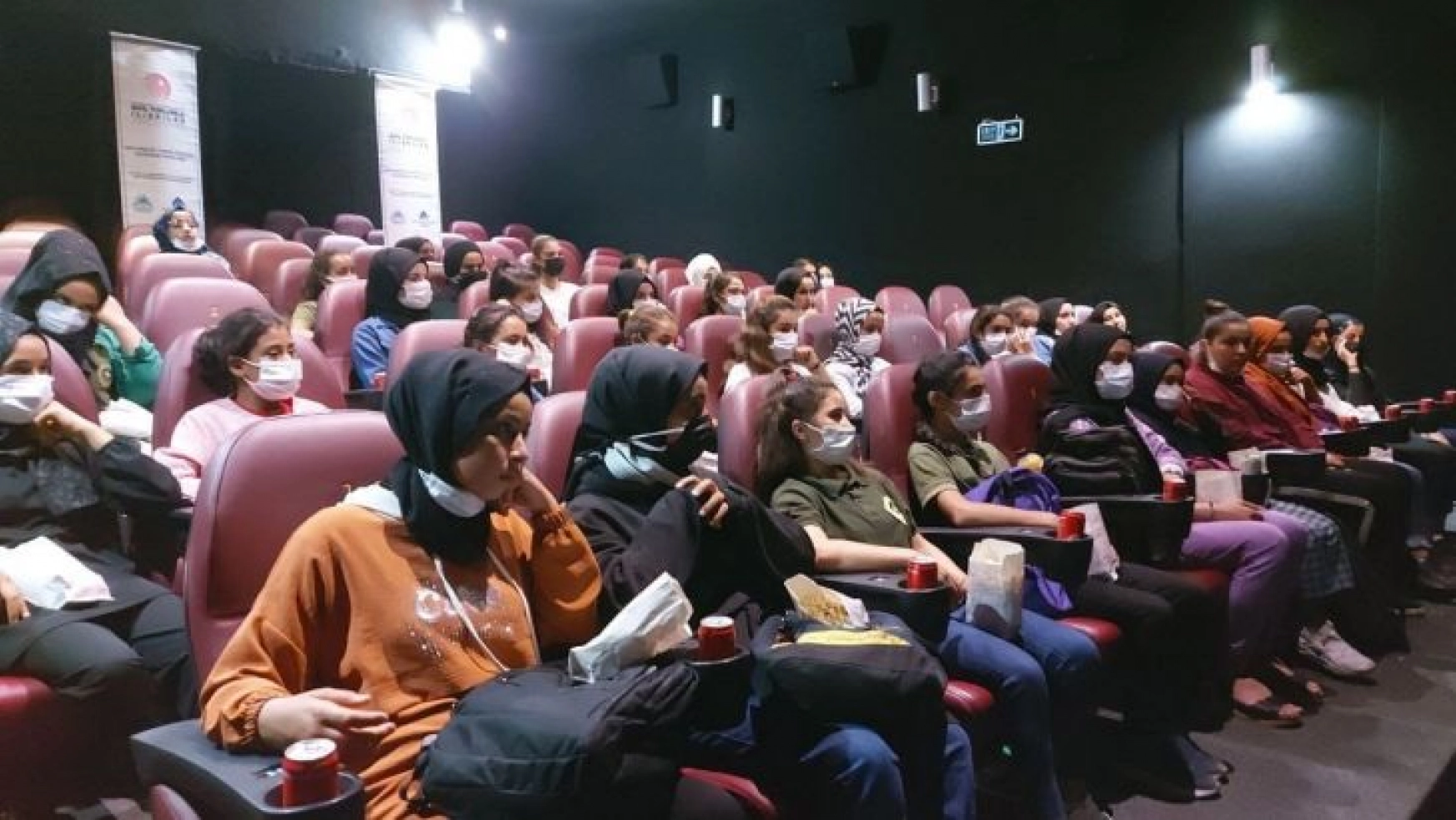 70 öğrenci sinemaya götürüldü