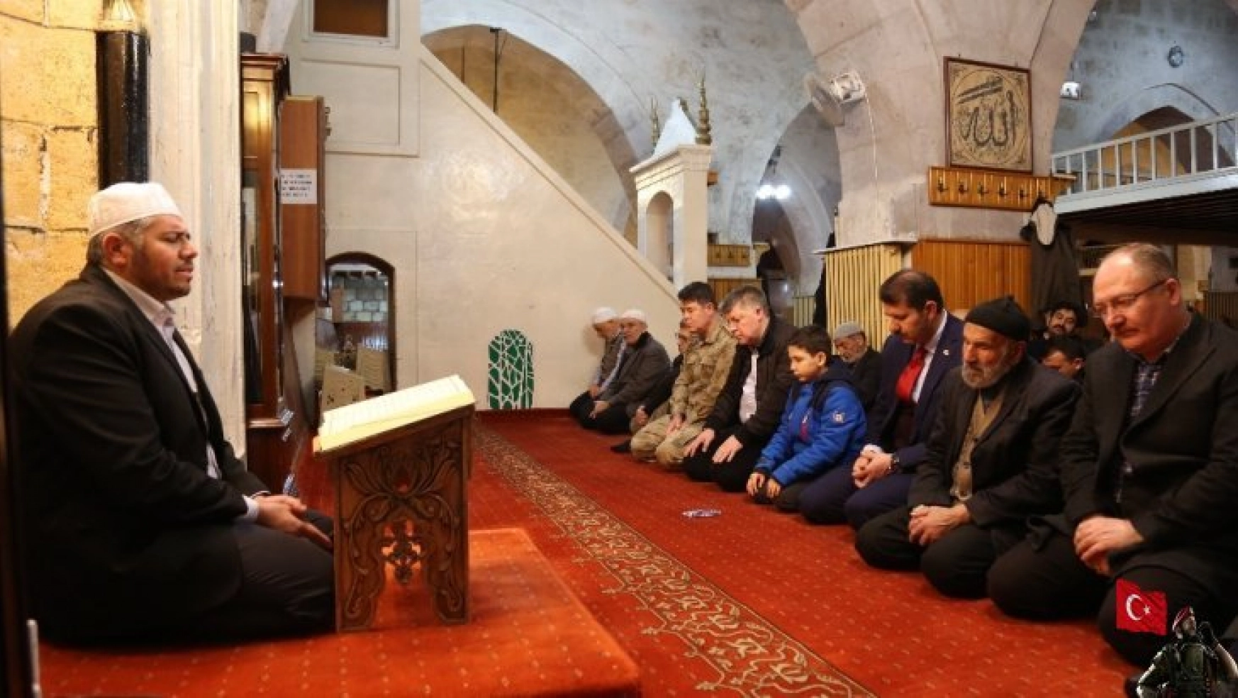 9 asırlık camide eller Mehmetçik için açıldı