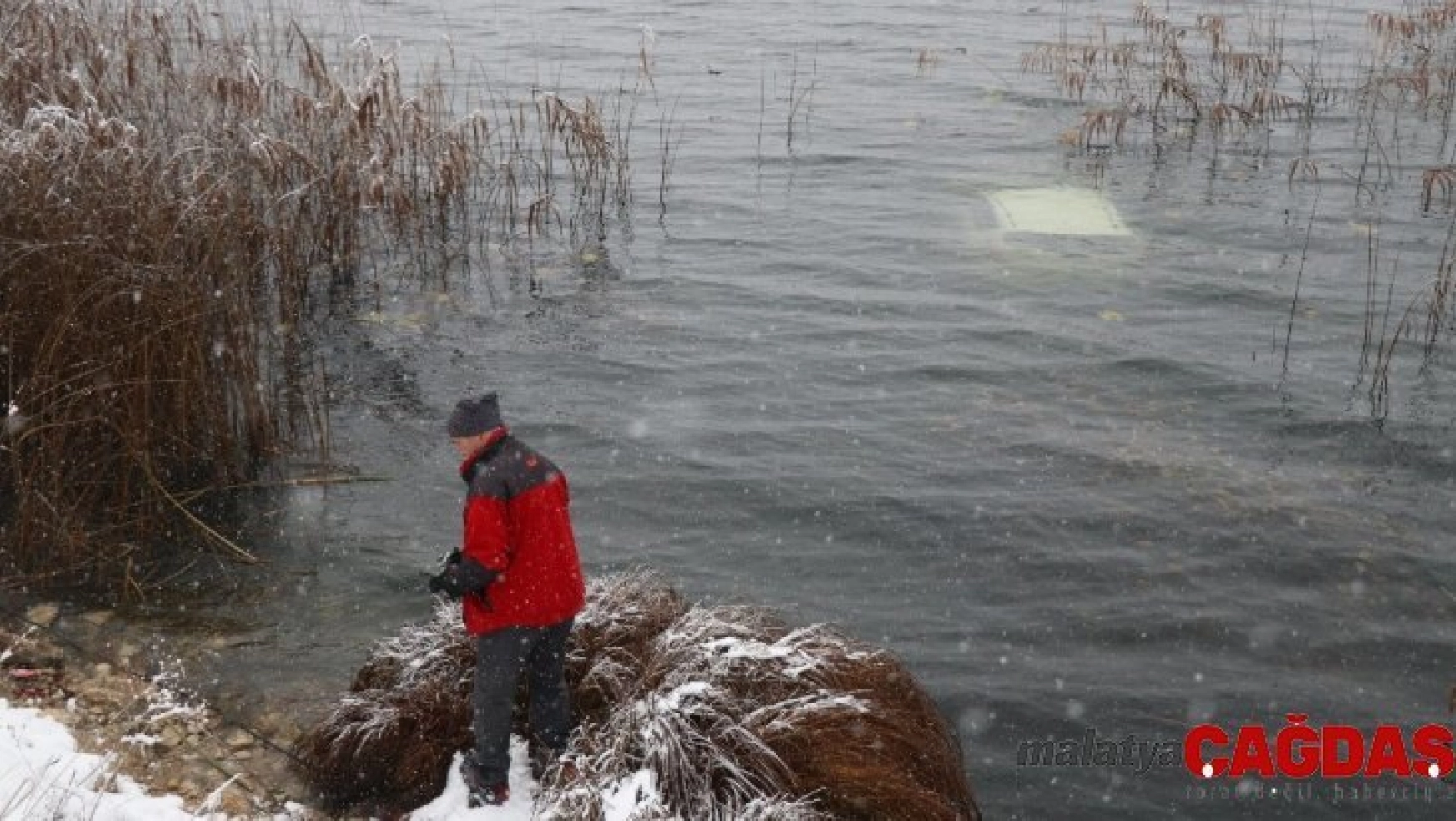 Abant Gölü'ne uçan otomobildeki 2 kişi yüzerek kurtuldu