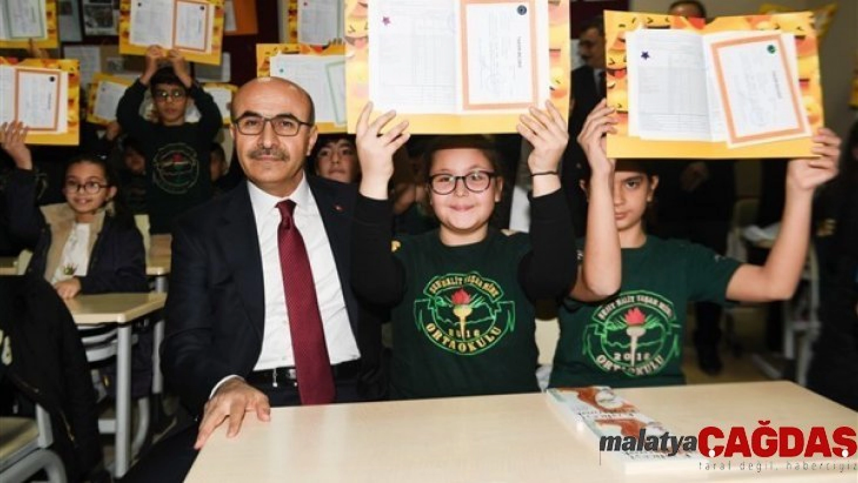 Adana'da 489 bin 735 öğrenci karne heyecanı yaşadı