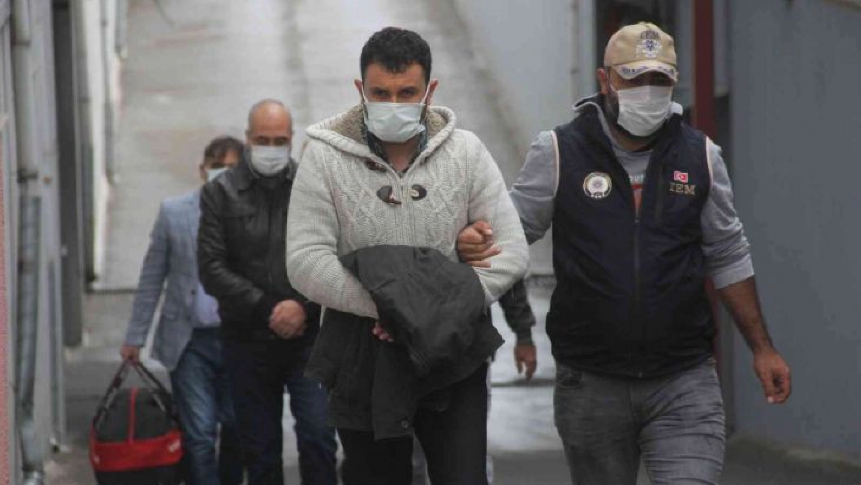 Adana'da FETÖ operasyonunda gözaltına alınan 8 zanlı adliyeye sevk edildi