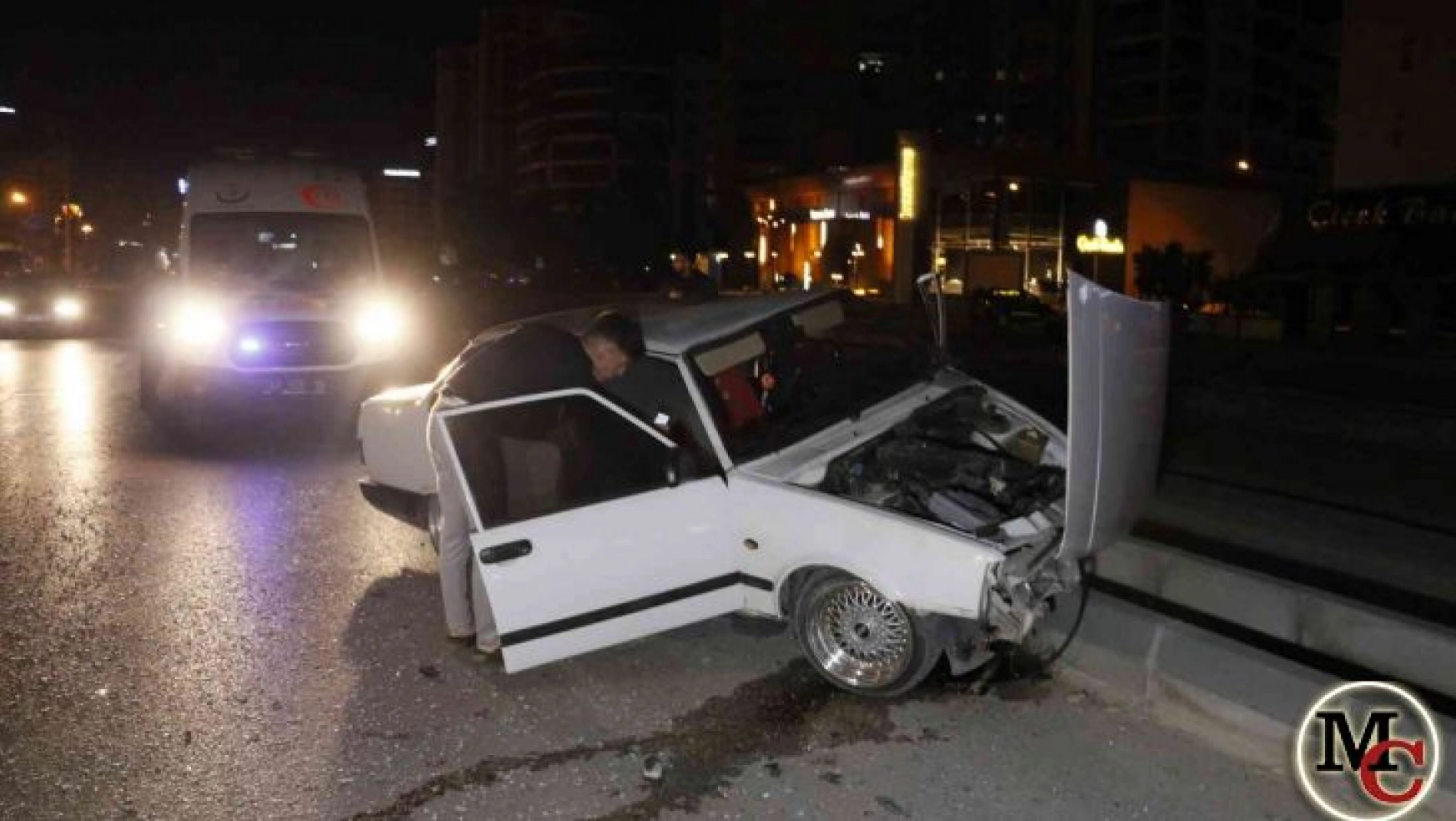 Adana'da kontrolden çıkan otomobil refüje çıktı: 1 yaralı
