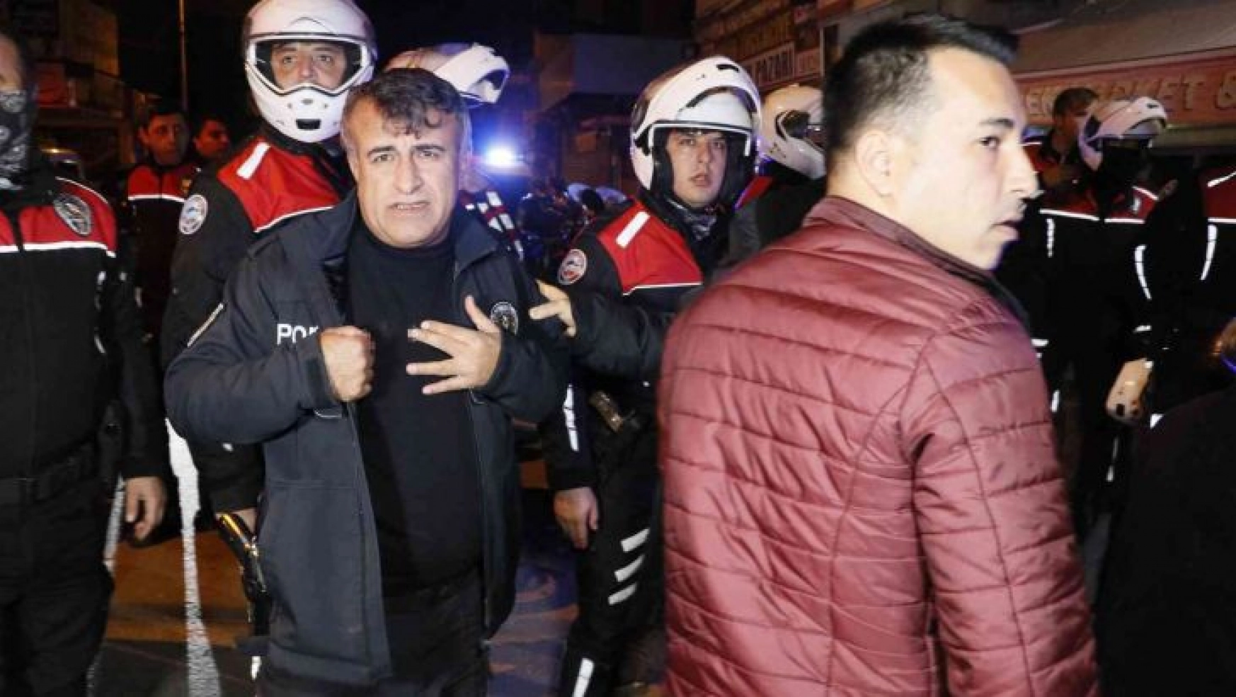 Adana'da polisi bıçaklayan şahıs yakalandı