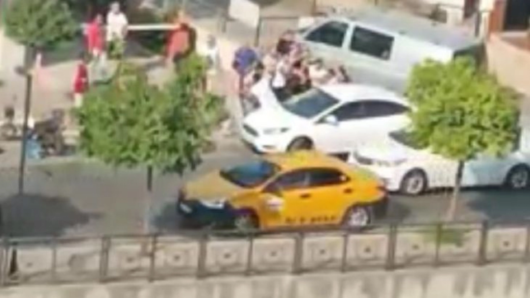 Adana'da sokak ortasında kavga saniye saniye görüntülendi