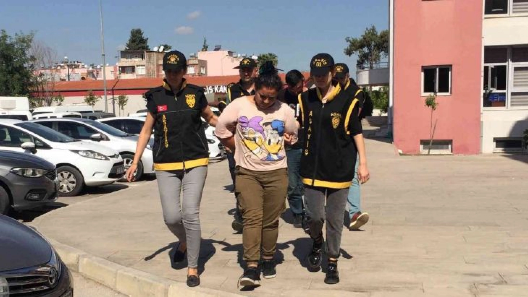 Adana'da sürücüyü 'aşk vaadiyle' kandırıp gasp eden 3 zanlı tutuklandı