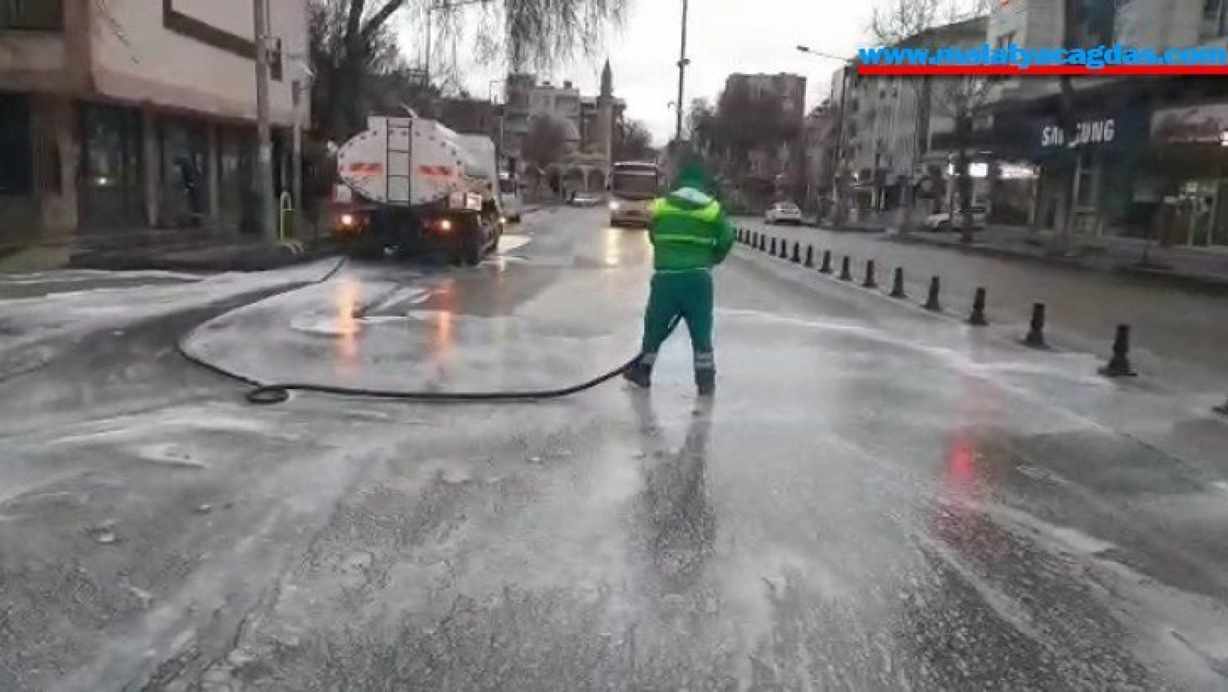 Adıyaman'da cadde ve sokaklar köpüklü suyla yıkanıyor