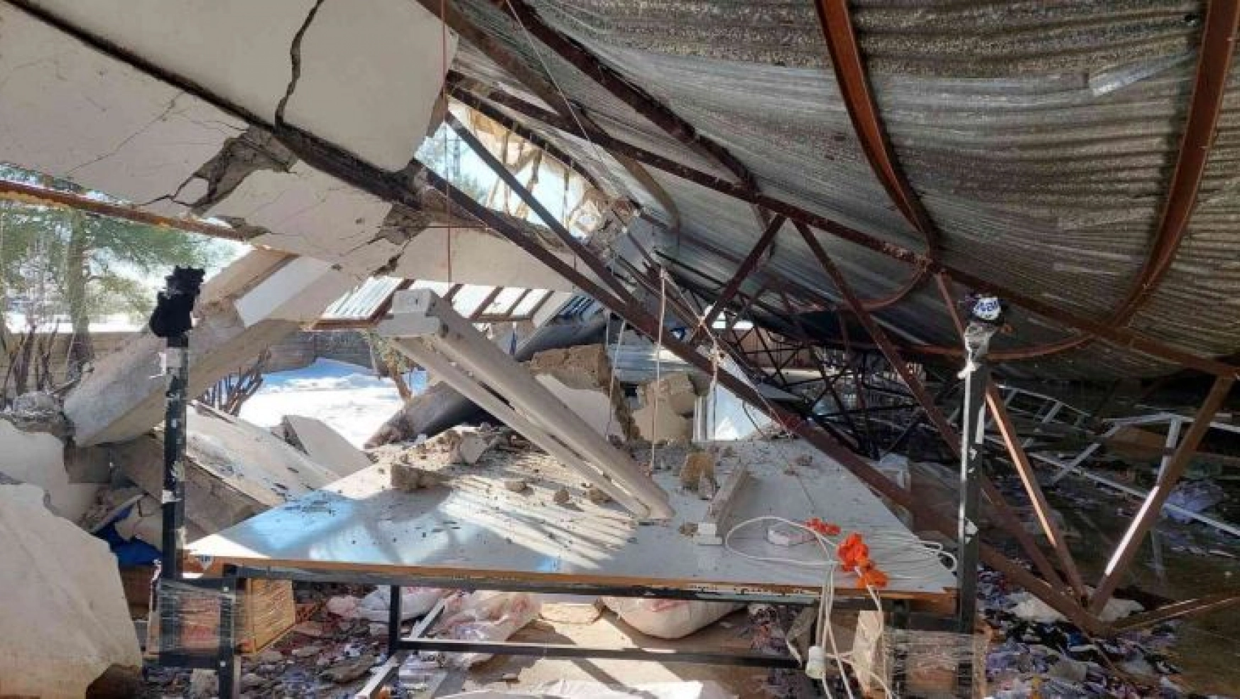 Adıyaman'da tekstil fabrikasının çatısı çöktü