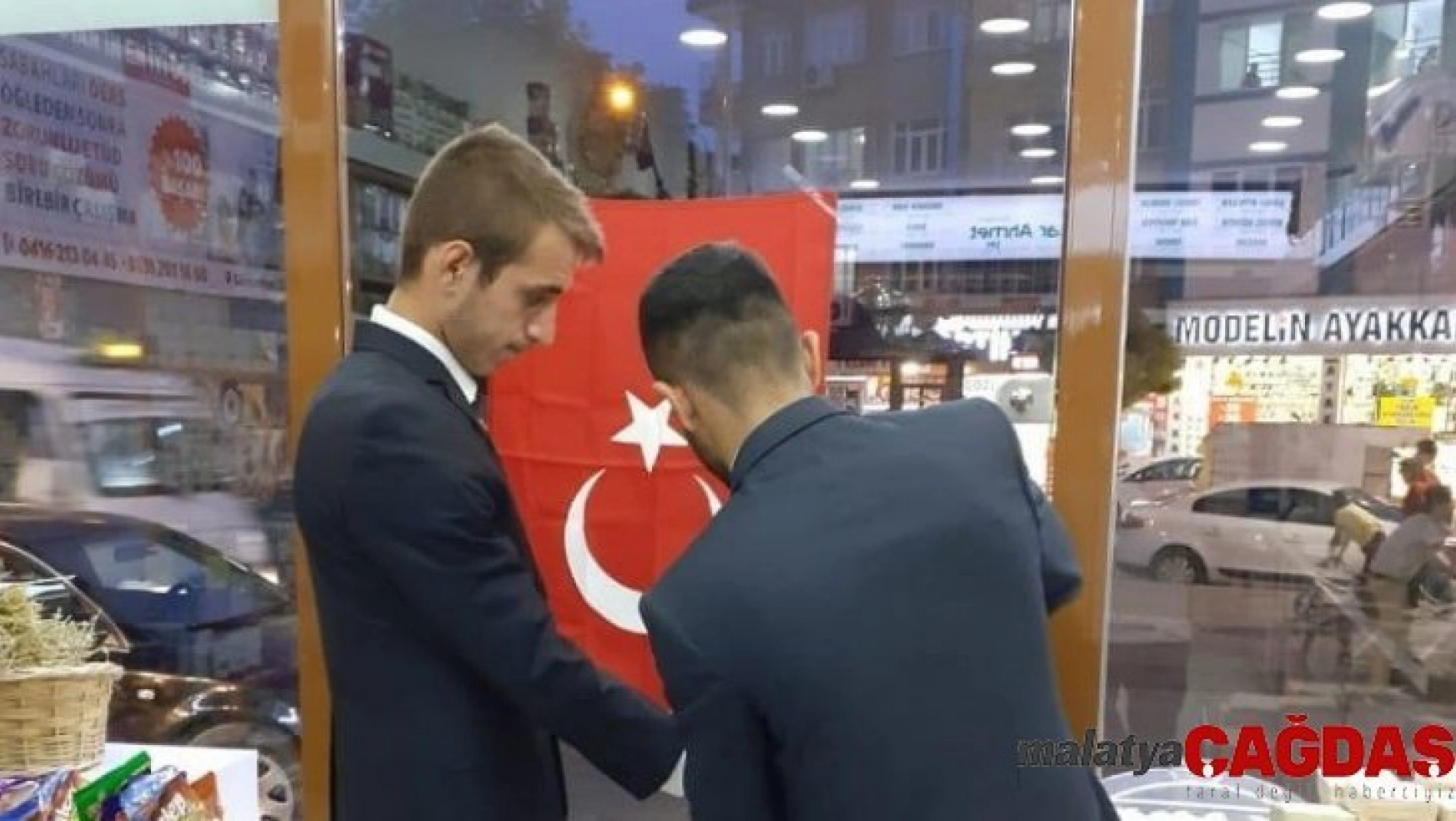 Adıyaman Ülkü Ocakları esnaflara Türk Bayrağı dağıttı