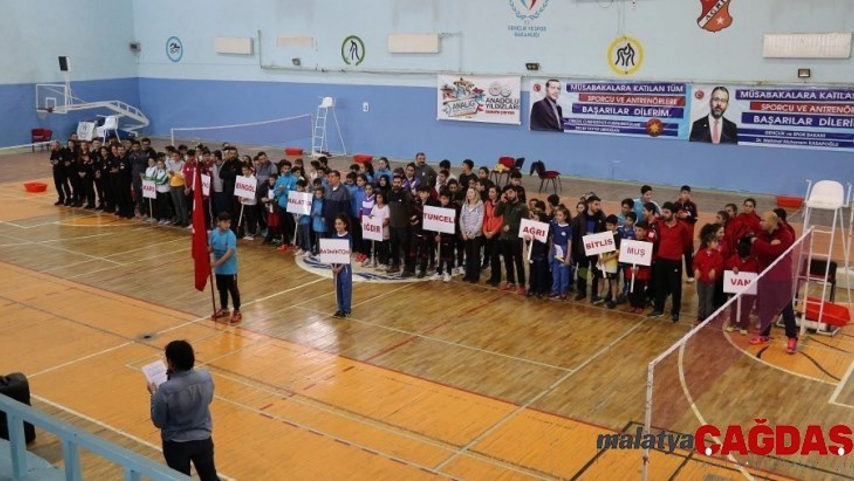 Ağrı'da ANALİG Badminton grup müsabakaları başladı
