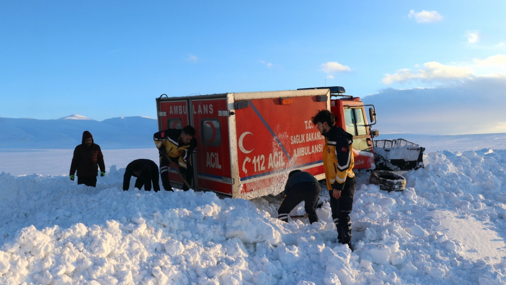 Ağrı'da kardan yolu kapanan mezrada rahatsızlanan kadın 6 saatlik çalışma sonucu hastaneye ulaştırıldı