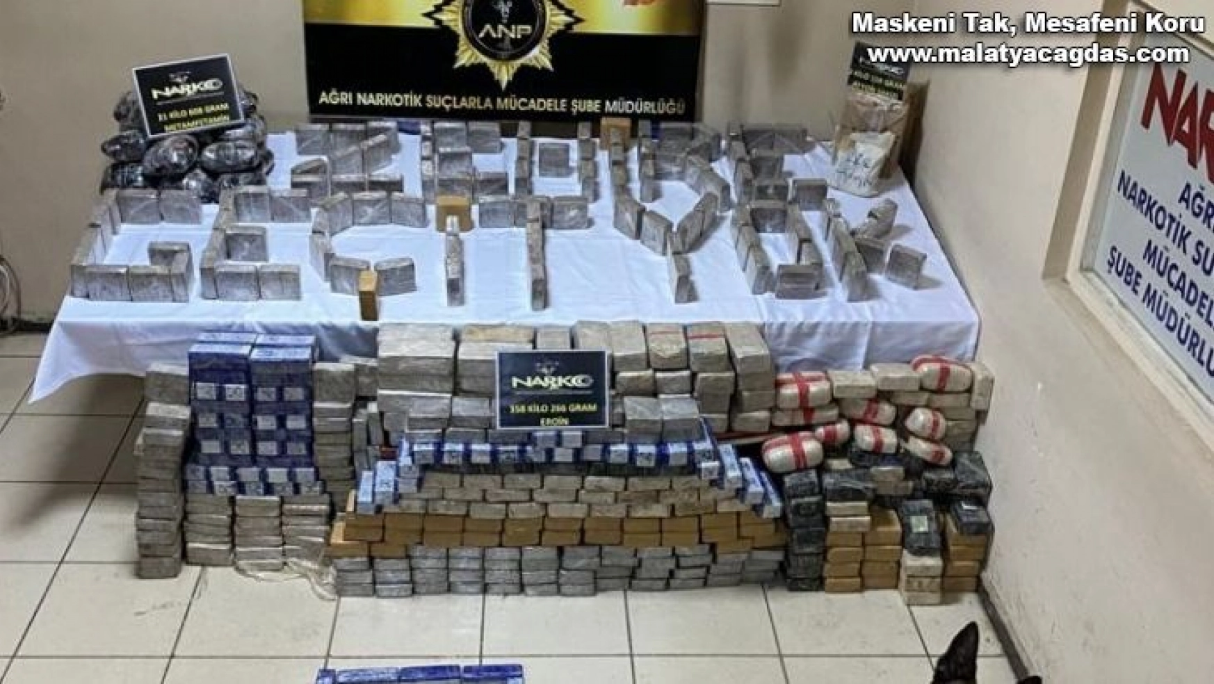Ağrı'da saman çuvallarının altına gizlenmiş 358 kilo eroin ele geçirildi