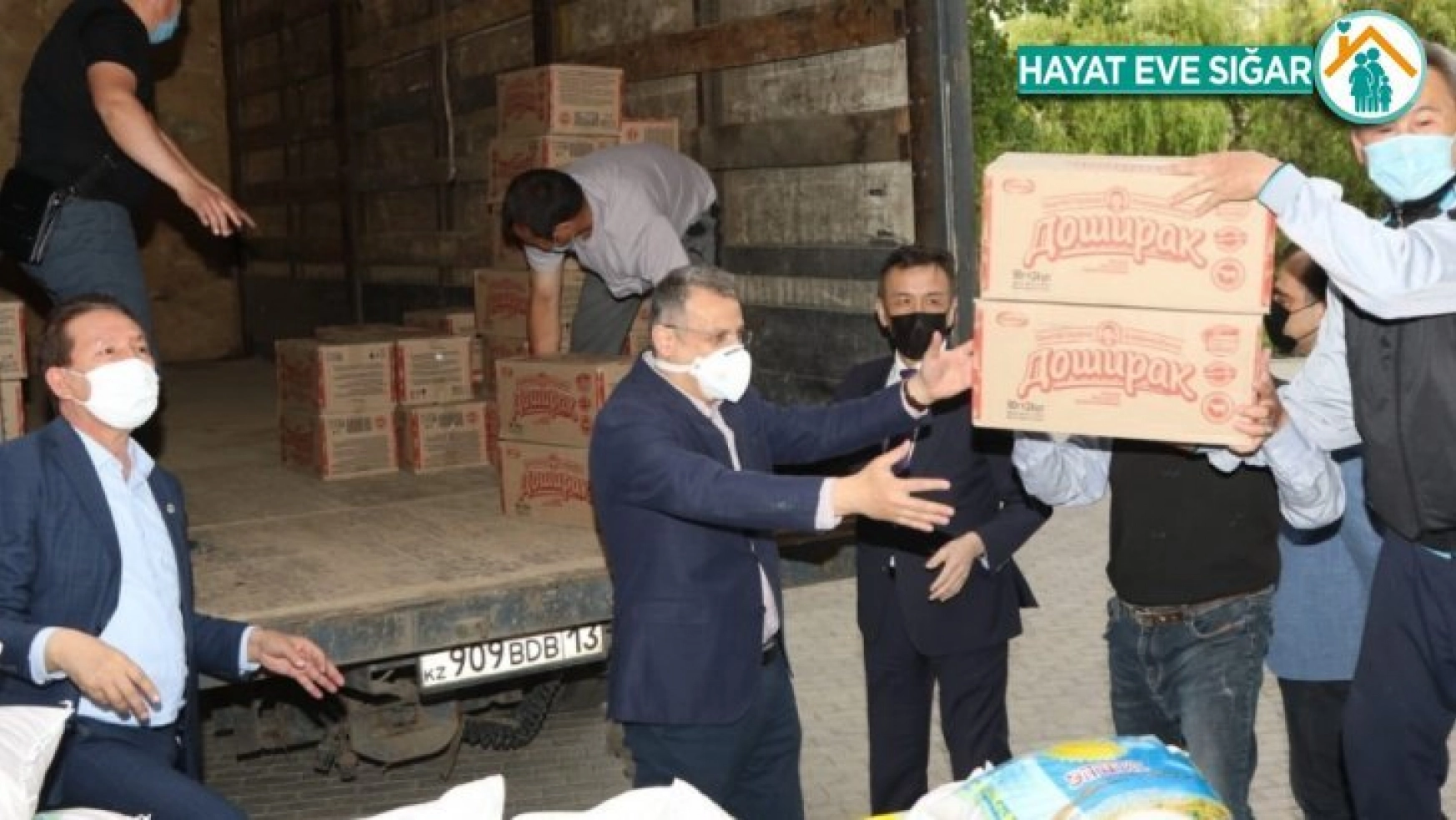 Ahmet Yesevi Üniversitesinden Türkistan'ın Maktaaral köylerine yardım