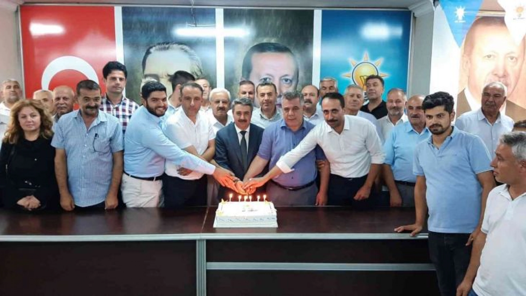 AK Parti'nin 21. yıl pastası kesildi