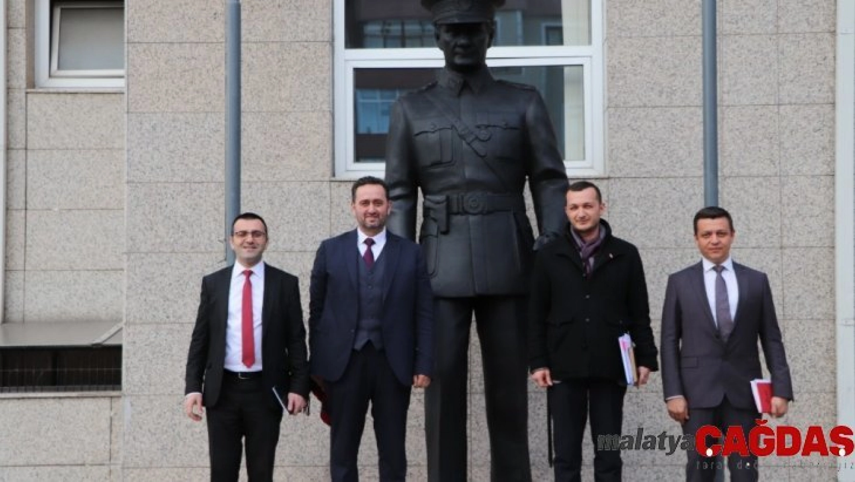 Akçakoca Belediyesi önüne Atatürk heykeli dikildi
