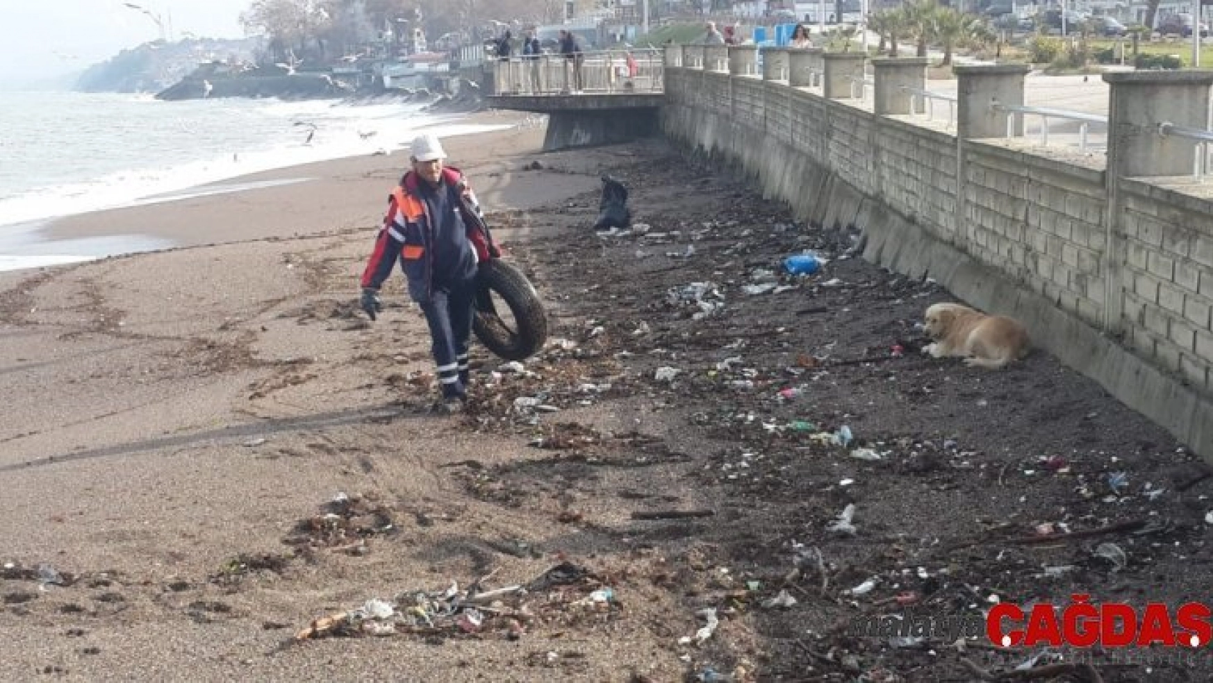 Akçakoca'da sahilde ve yollarda temizlik çalışmaları son hız devam ediyor