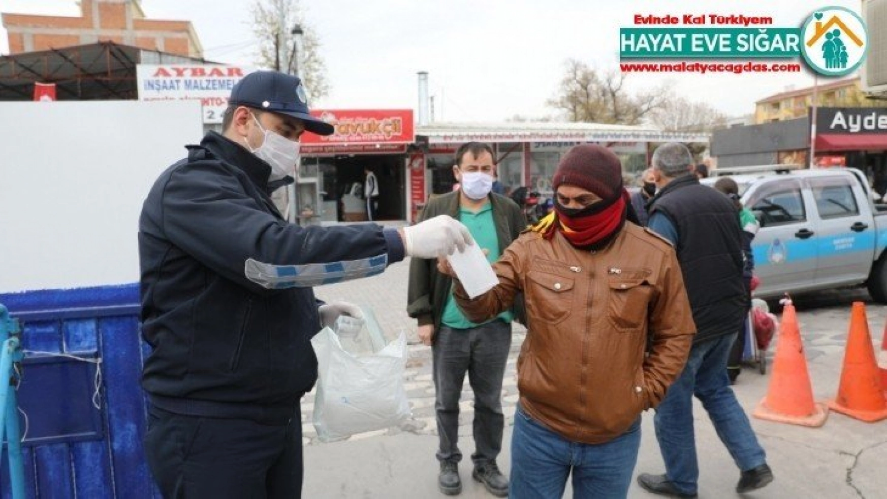 Akhisar Belediyesi pazar yerinde 5 bin maske dağıttı