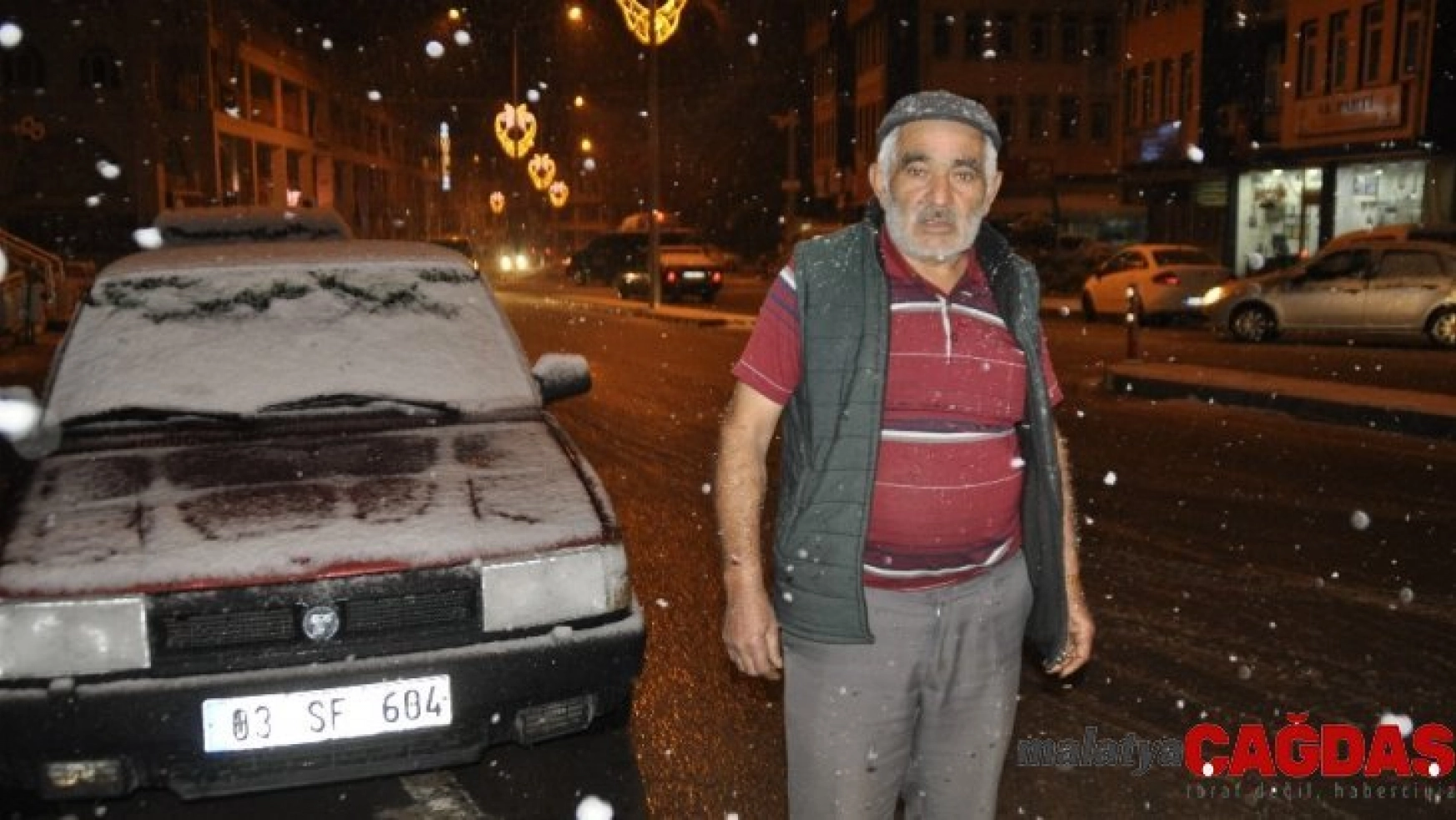 Akşam saatlerinde başlayan kar yağışı Afyonkarahisarlı vatandaşları sevindirdi