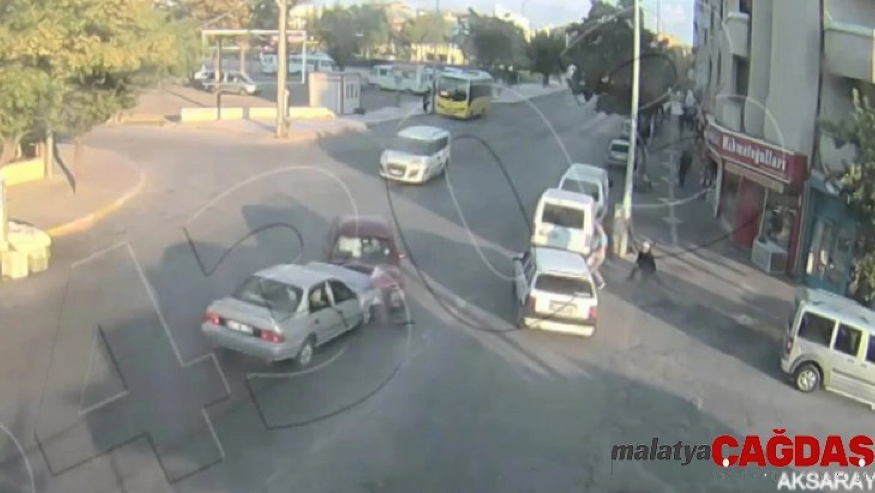 Aksaray'da dikkatsizlik sonucu yaşanan kaza şehir polis kamerasında