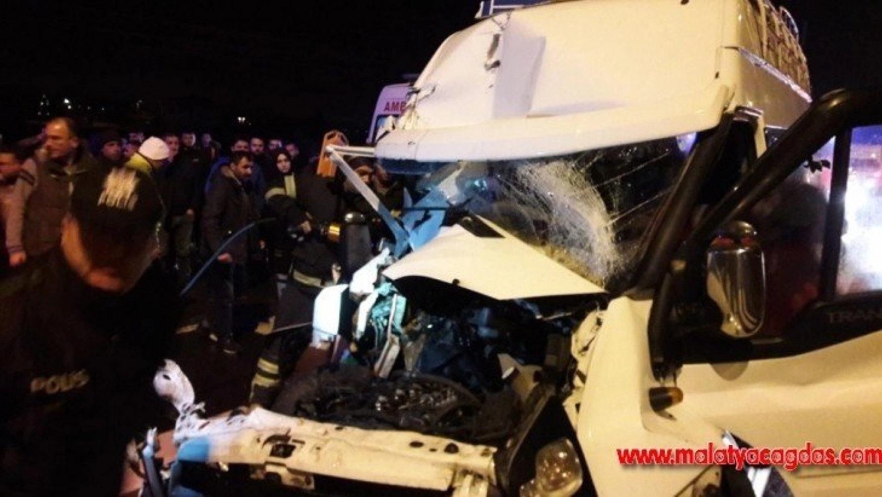 Aksaray'da minibüs tıra arkadan çarptı: 12 yaralı