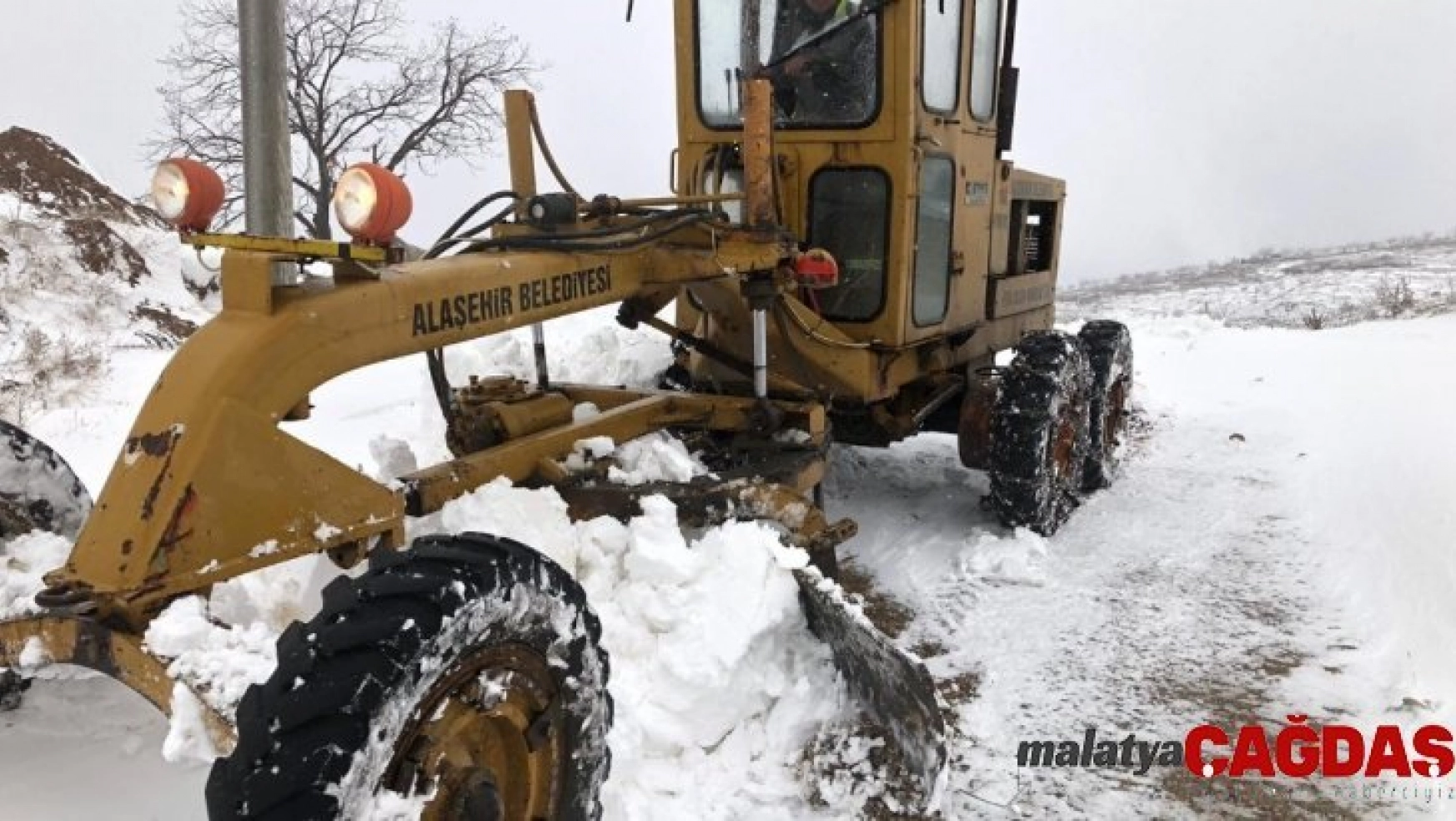 Alaşehir'de kar yağışı kırsal mahallelerde ulaşımı zorlaştırdı