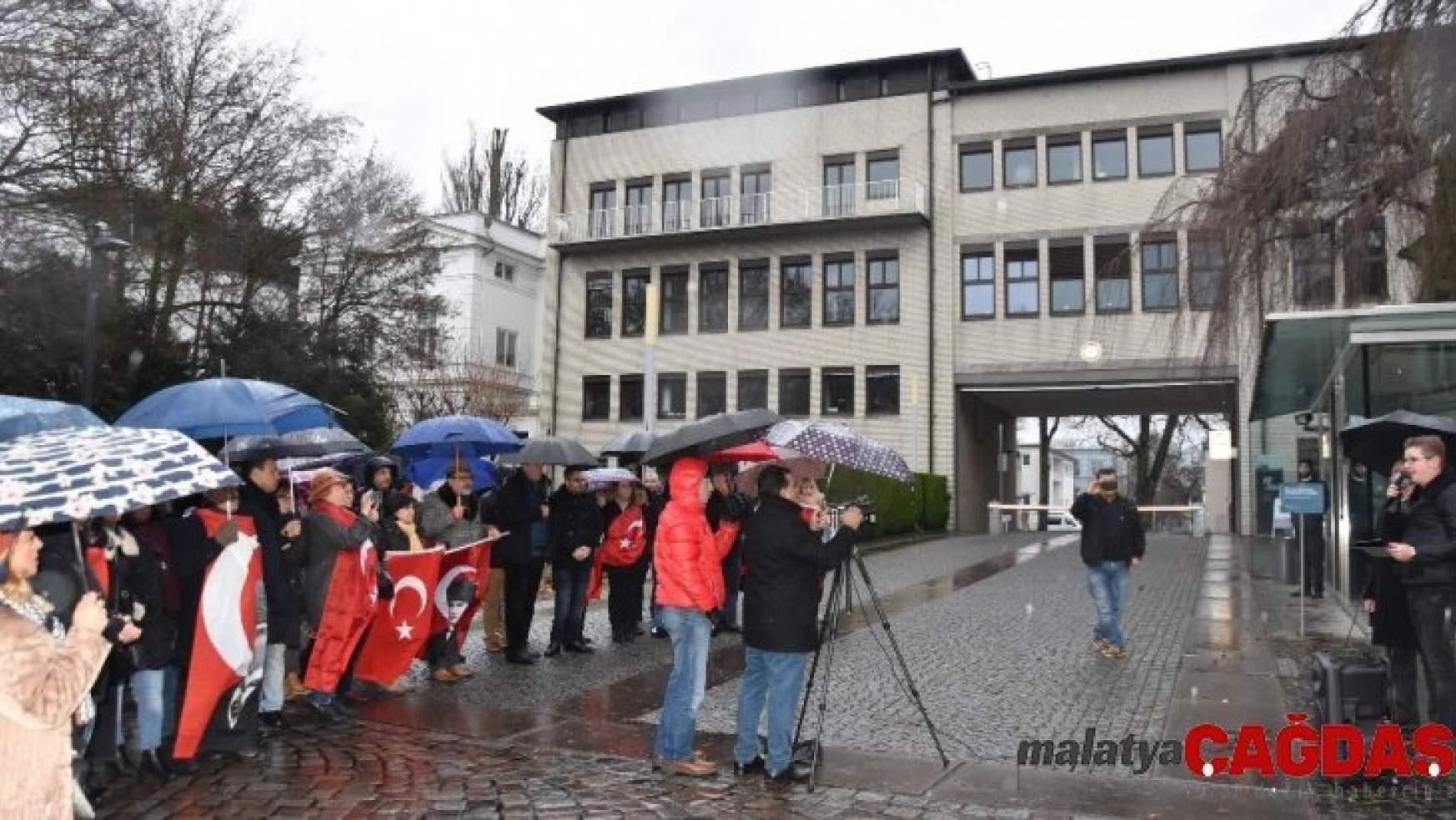 Alman kanalının skandal Atatürk yayını Hamburg'da protesto edildi