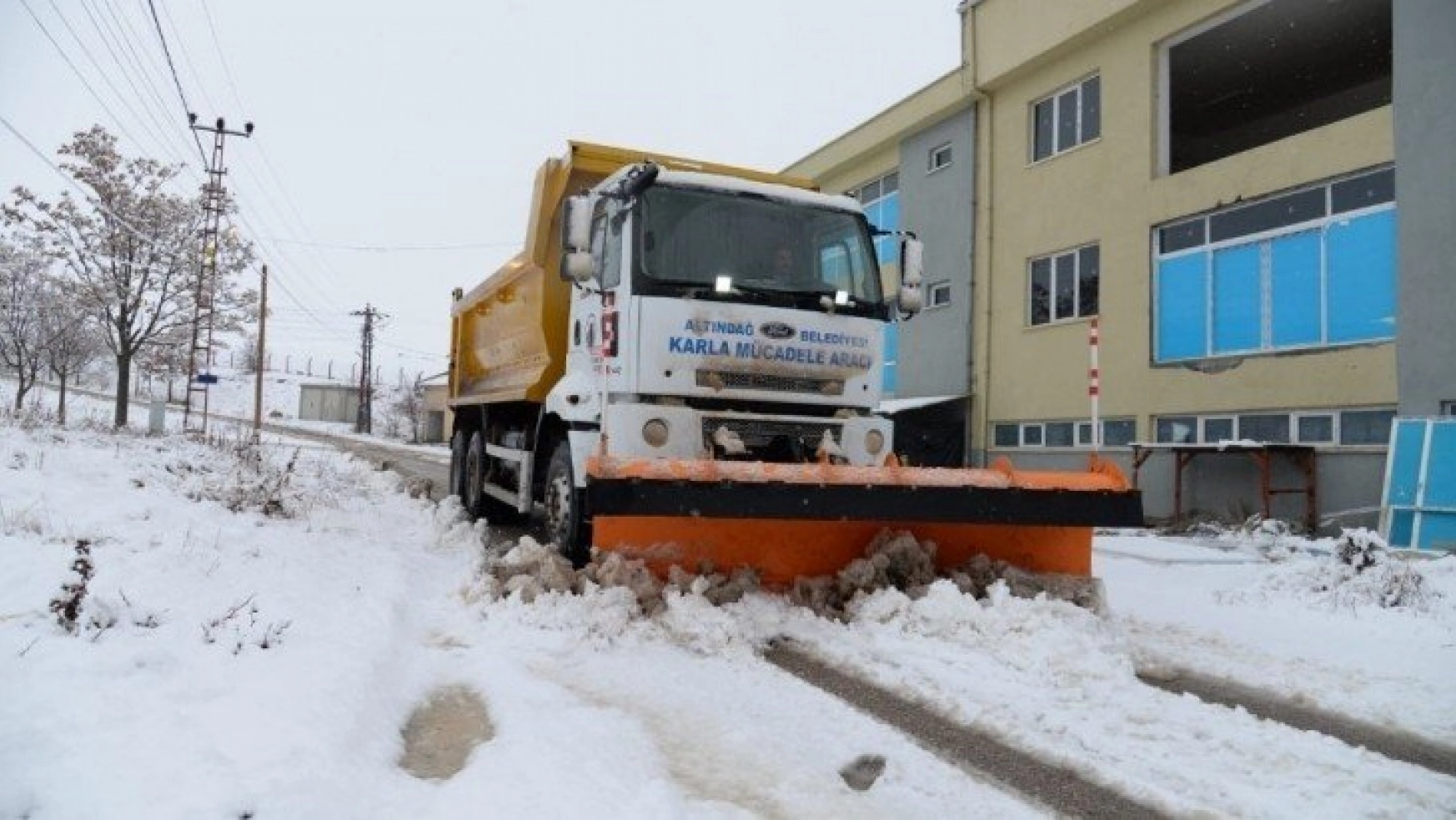 Altındağ'da karla mücadele sürüyor