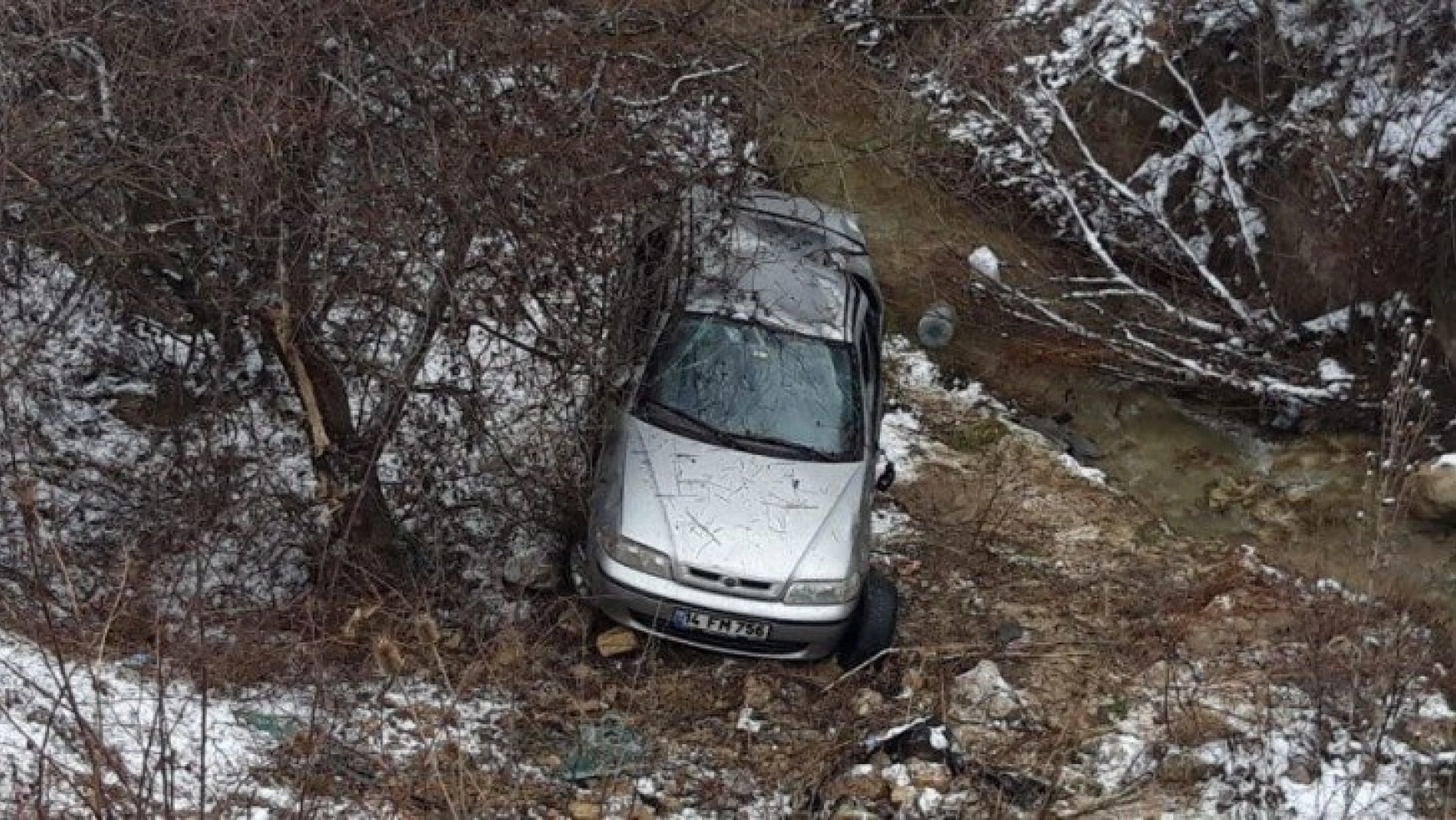 Amasya'da otomobil dere yatağına yuvarlandı: 5 yaralı