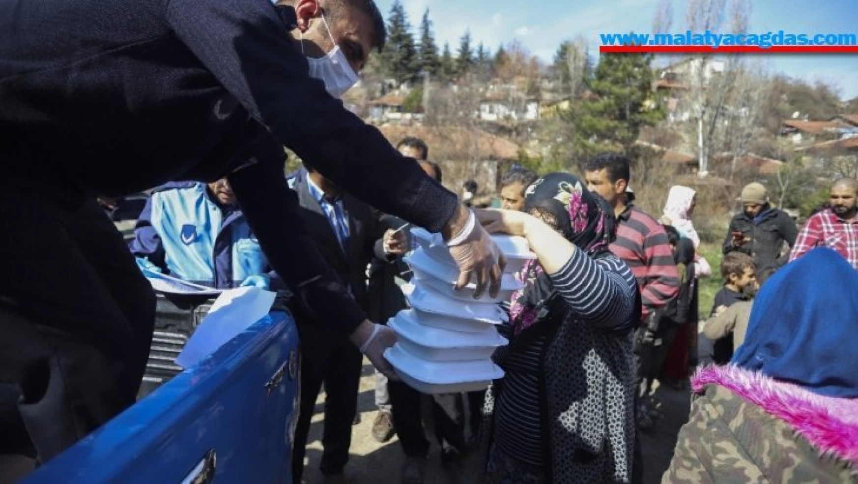 Ankara'da kağıt toplayıcılarına kumanya dağıtımı