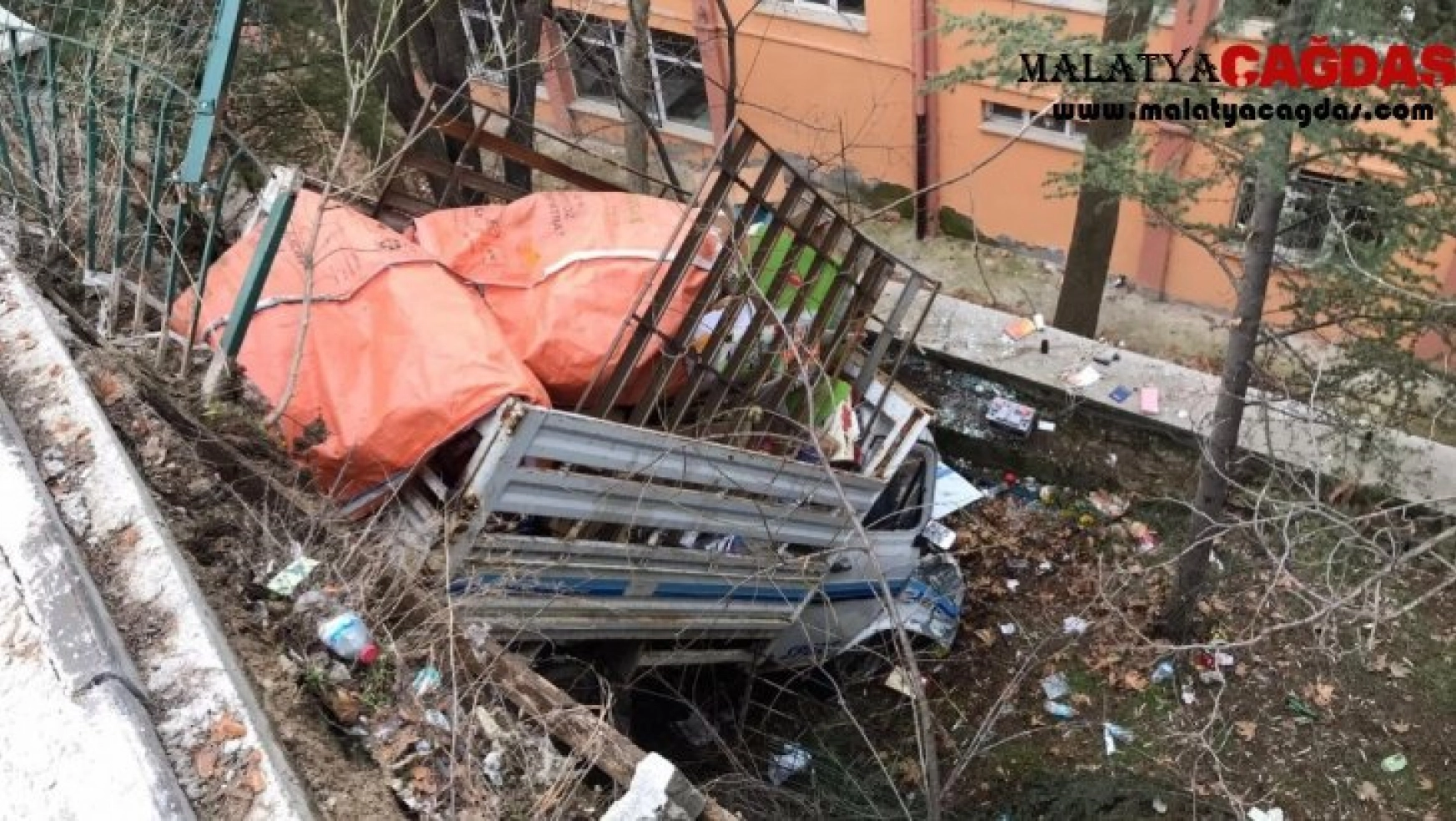 Ankara'da kamyonet okul bahçesine uçtu: 3 yaralı