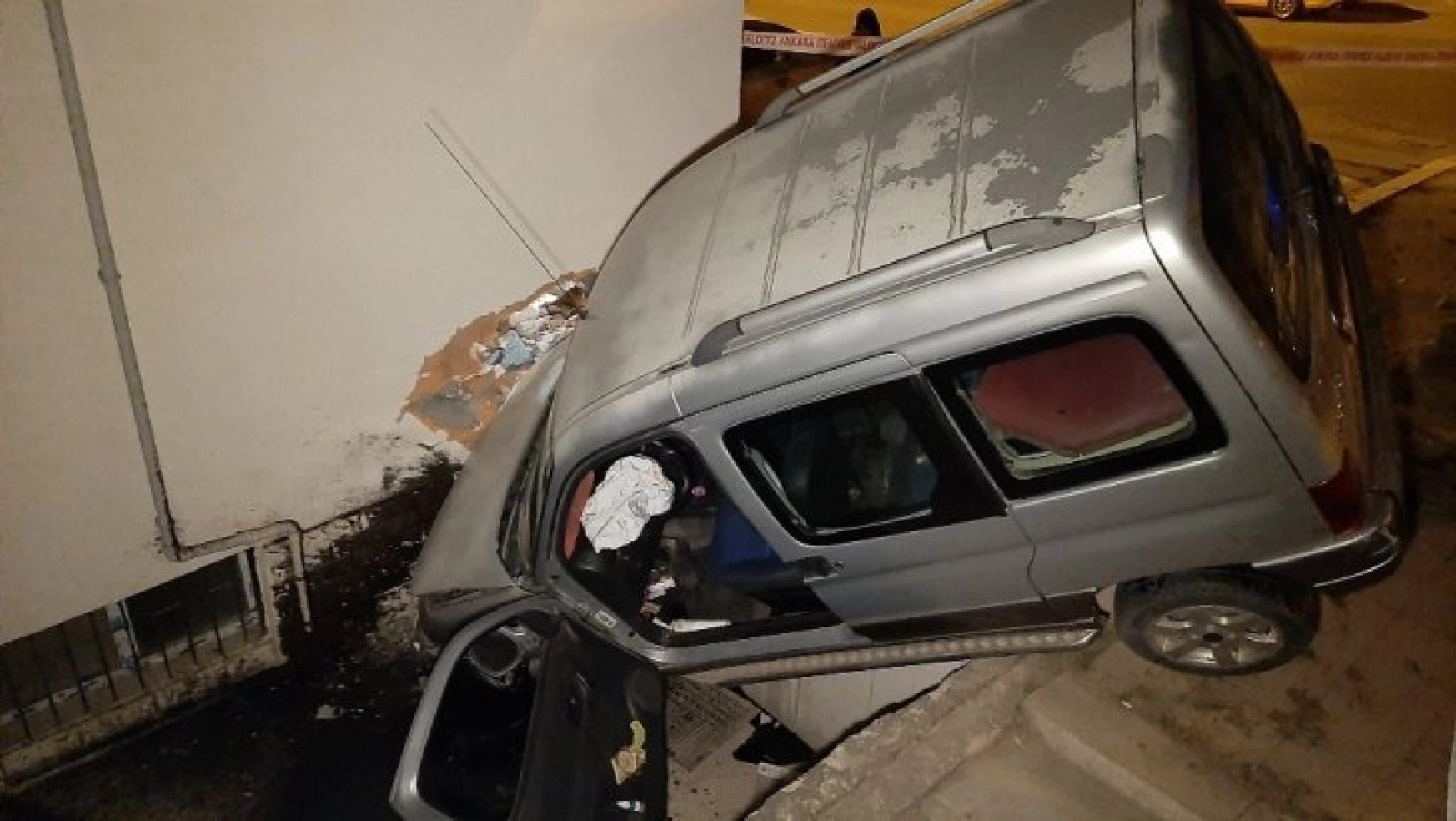 Ankara'da otomobil apartman duvarını deldi