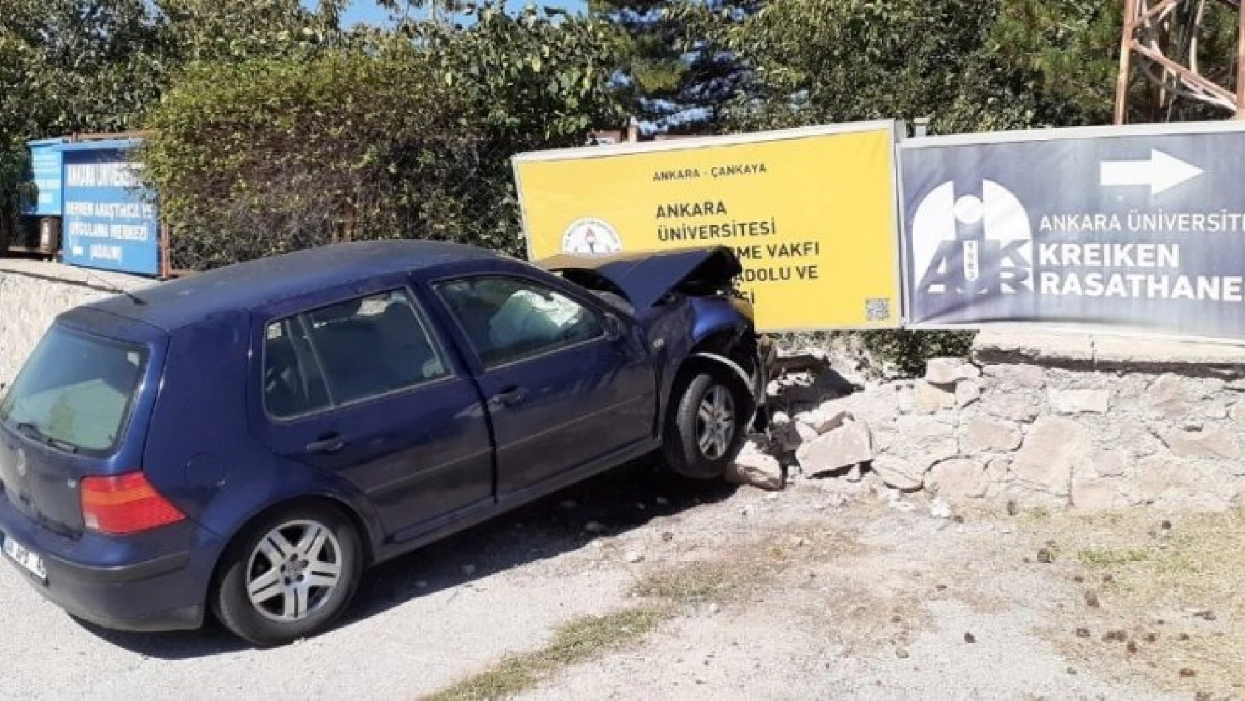 Ankara'da otomobil duvara çarptı: 4 öğretmen yaralı