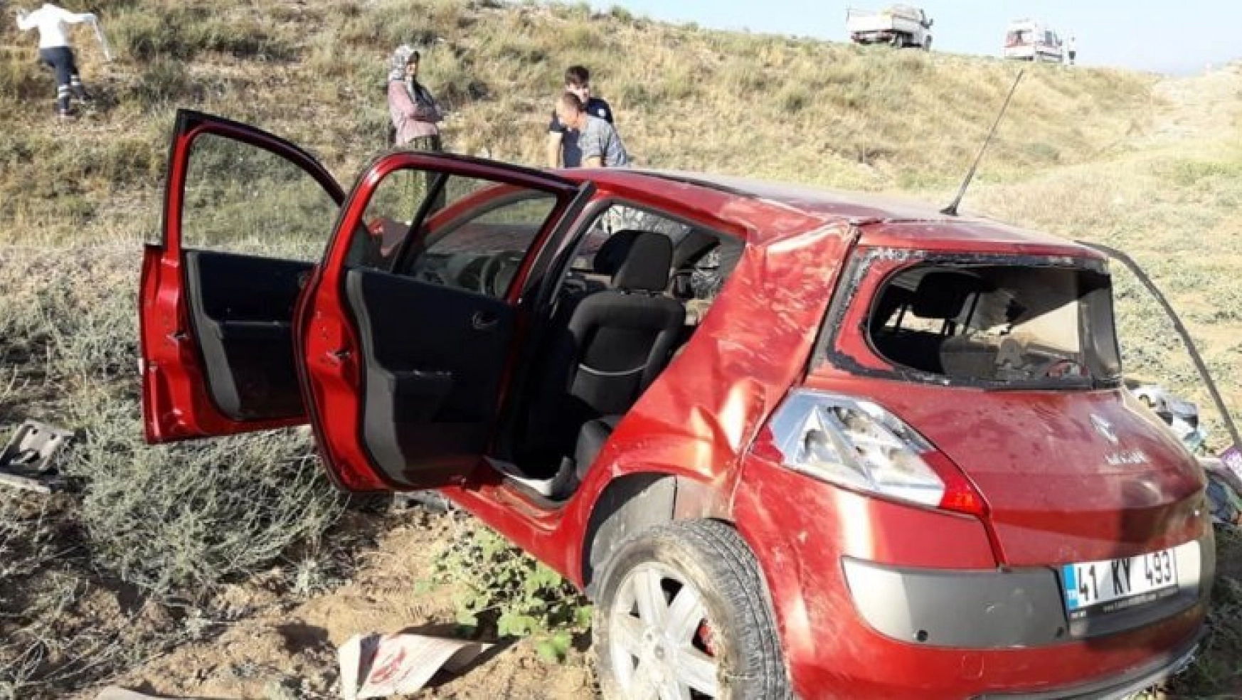 Ankara'da otomobil tarlaya uçtu: 2 yaralı
