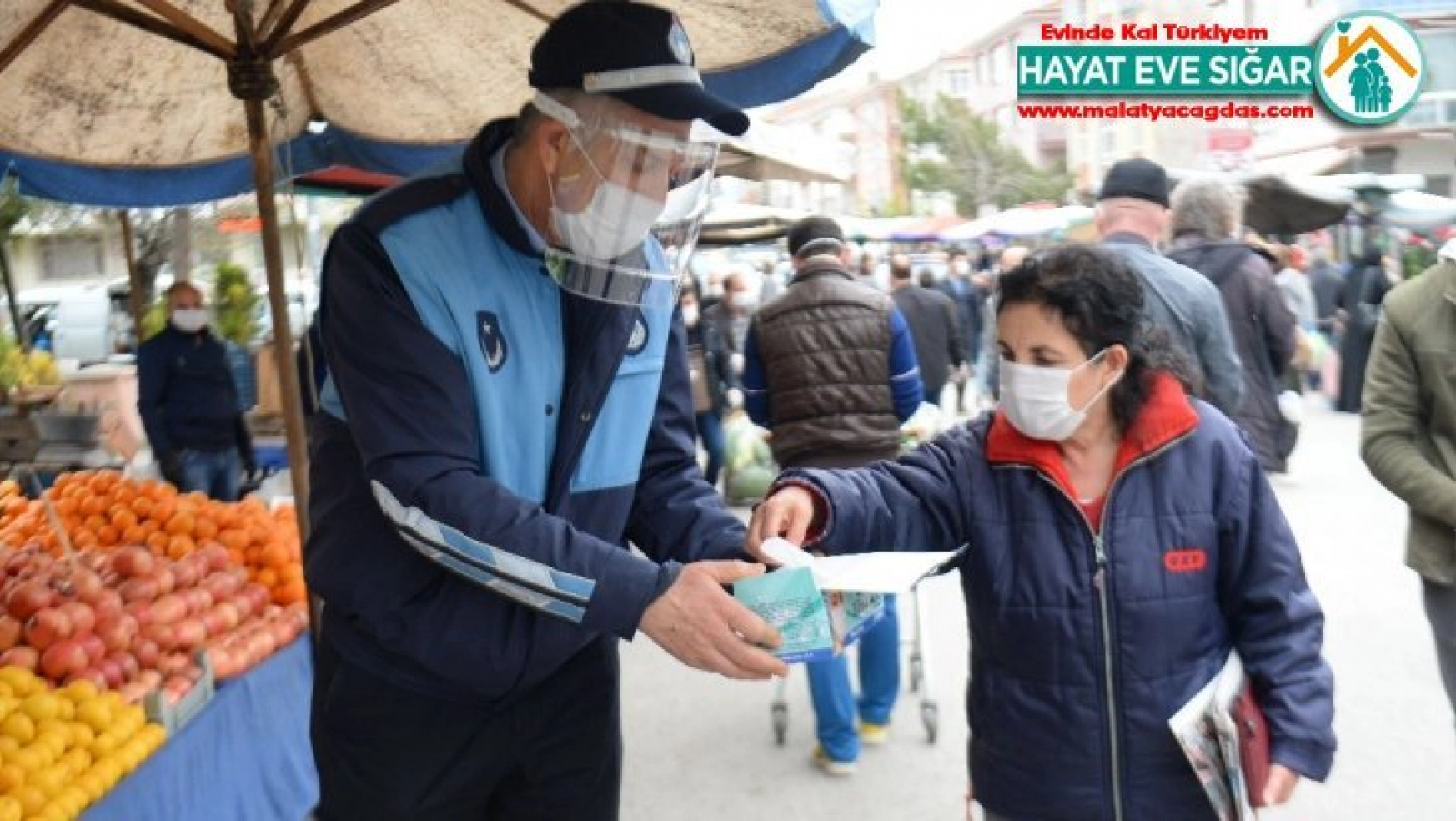 Ankara'da pazarcı esnafına maske dağıtımı
