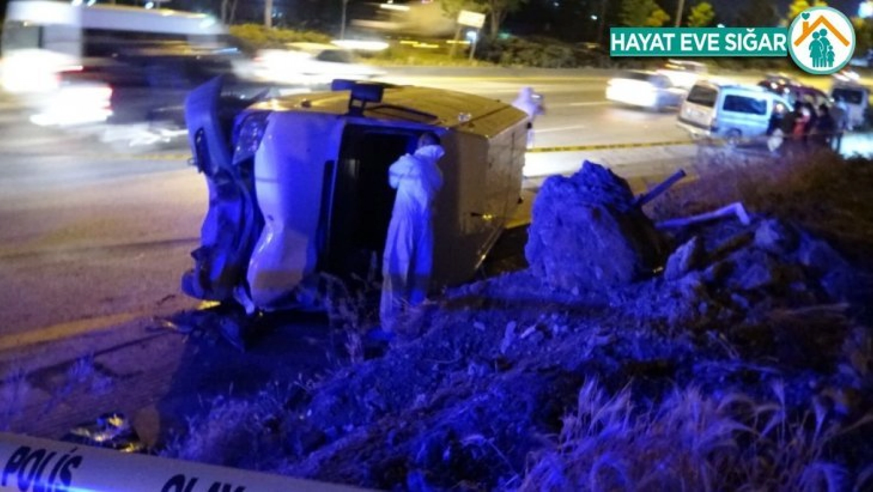 Ankara'da yol kenarında servis bekleyen fabrika işçisinin üzerine minibüs devrildi: 1 ölü