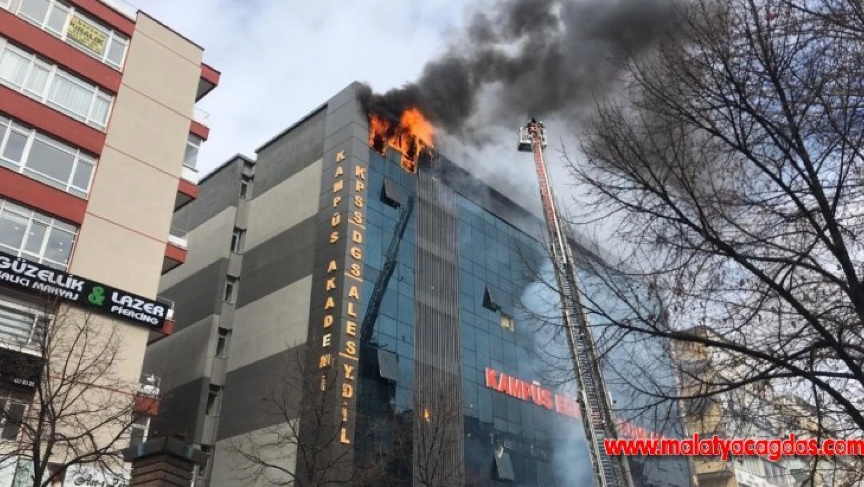 Ankara Kızılay'da bir iş merkezinin en üst katında yangın çıktı. İtfaiye ekipleri olay yerine sevk edilirken, bina boşaltılıyor.