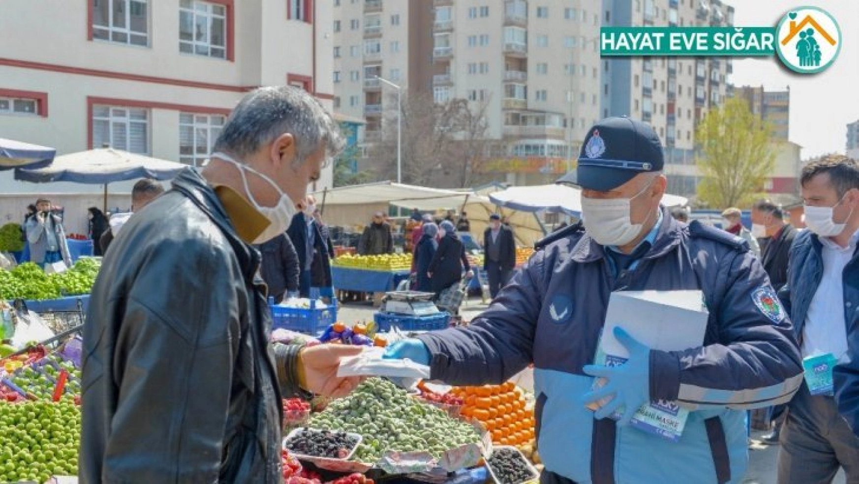 Ankara zabıtası pazarcı esnafına maske dağıtıyor