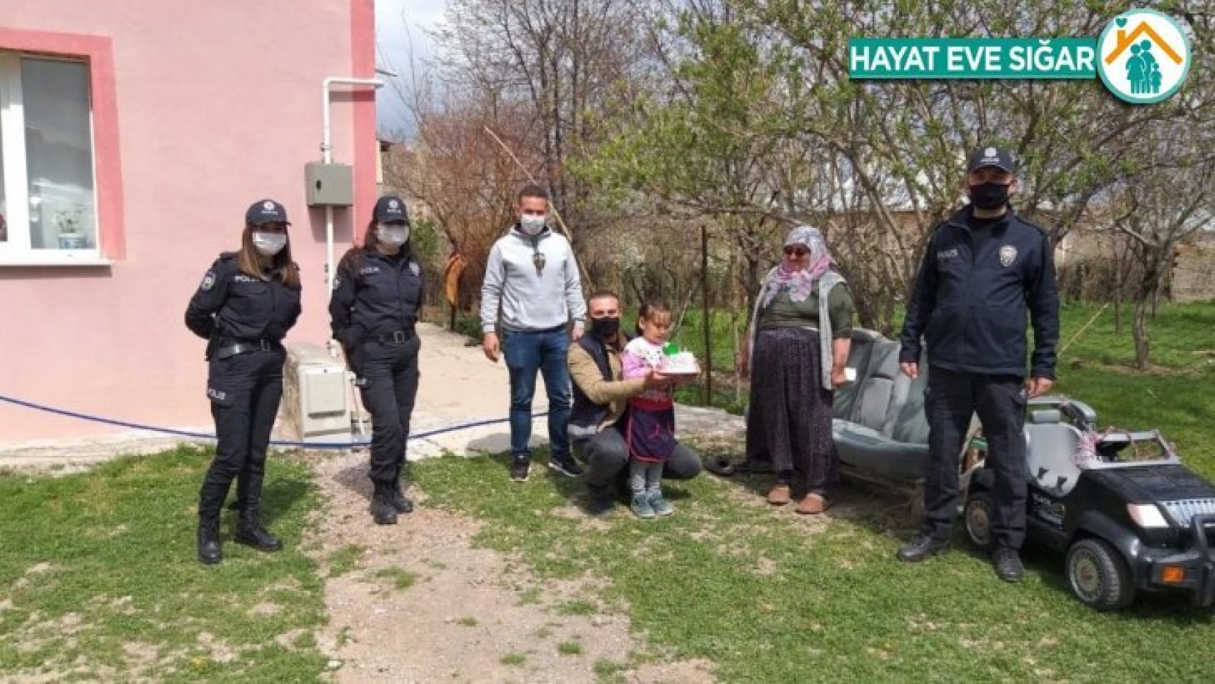 Annesi Covid-19 engeline takılan Ecrin'in doğum gününü polisler kutladı