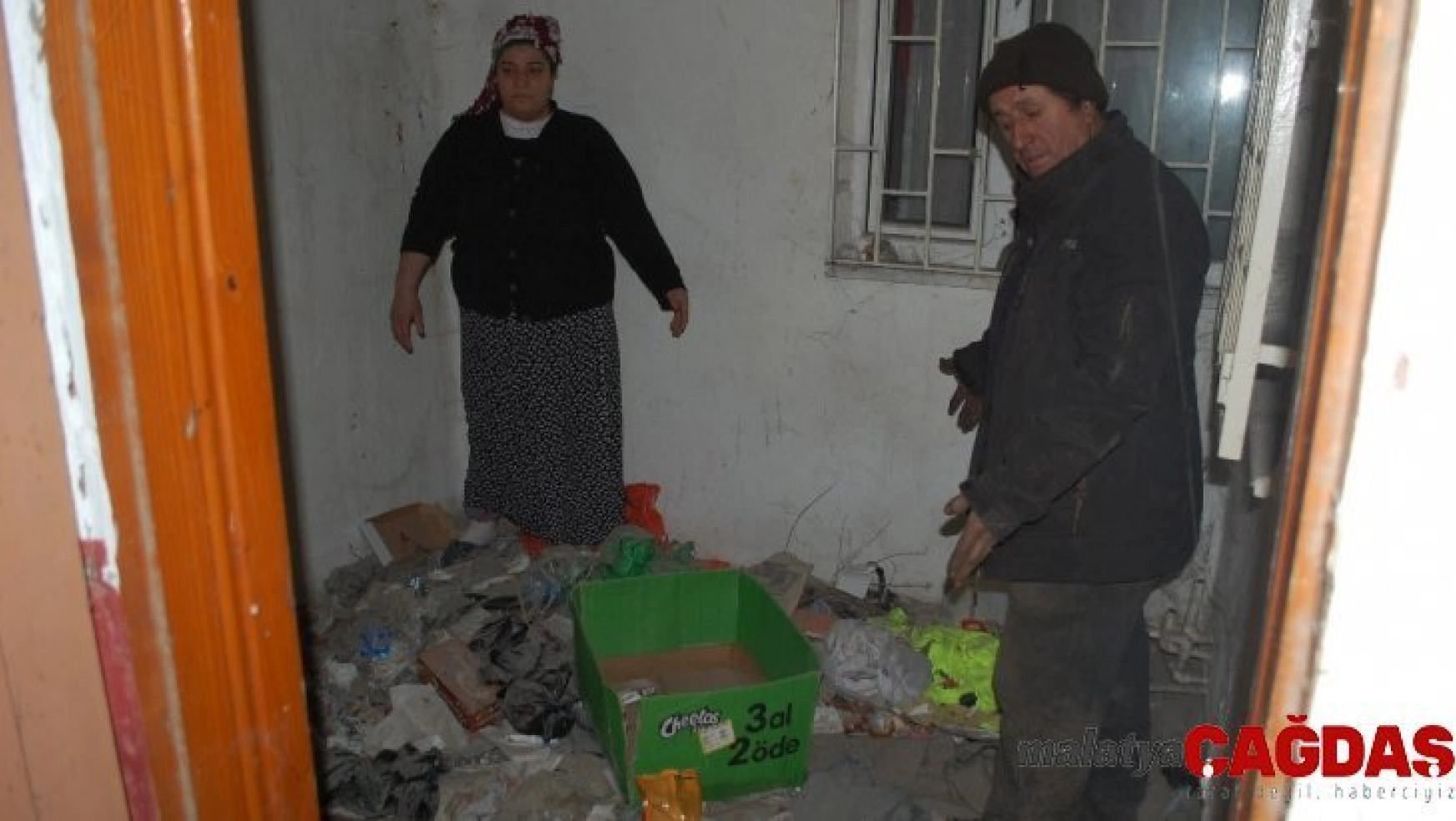 Apartman boşluğuna atılan çöplerden bıkan çift suç duyurusunda bulundu