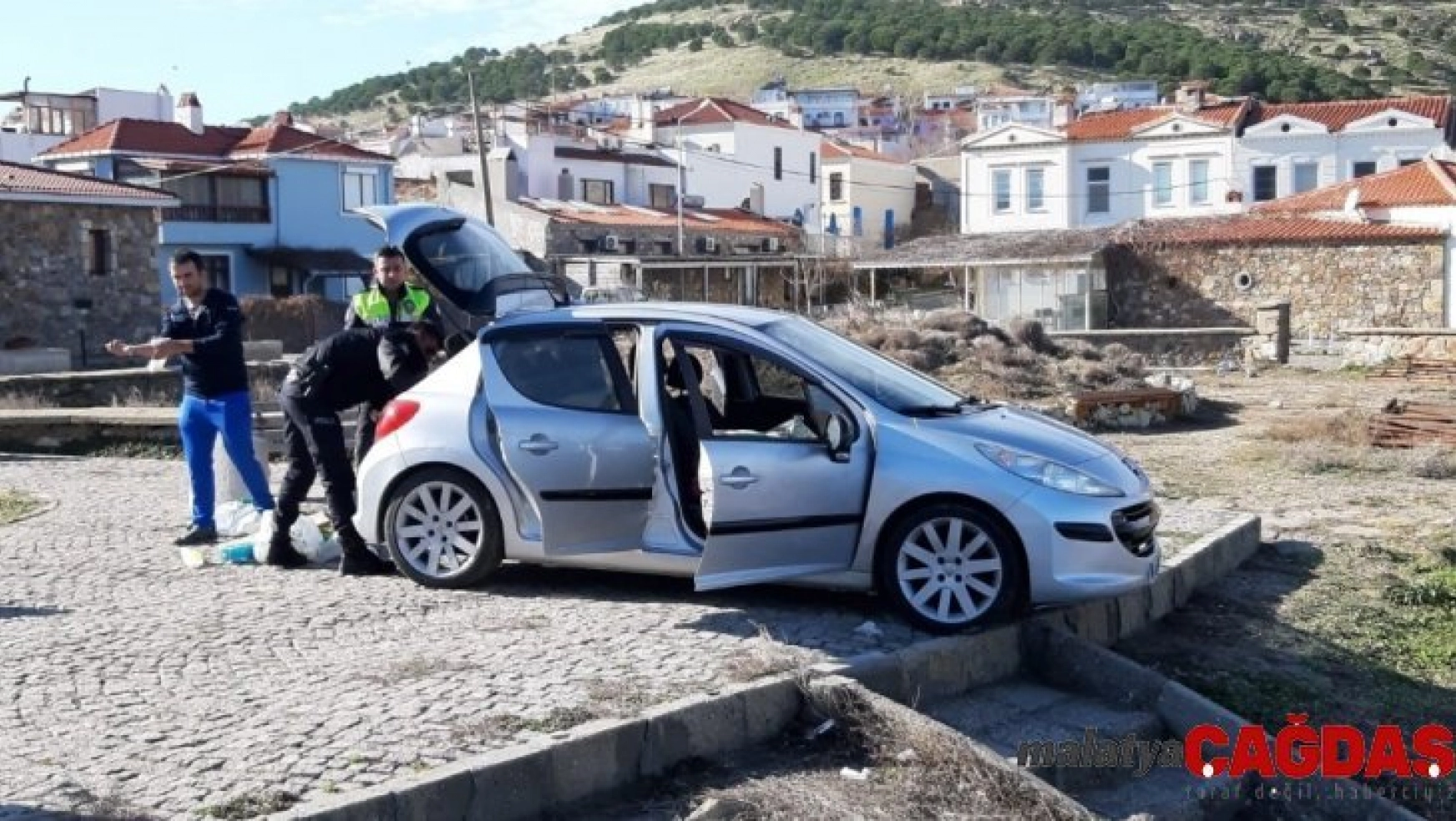 Aracını denize sürdü, camı kıran polis son anda kurtardı