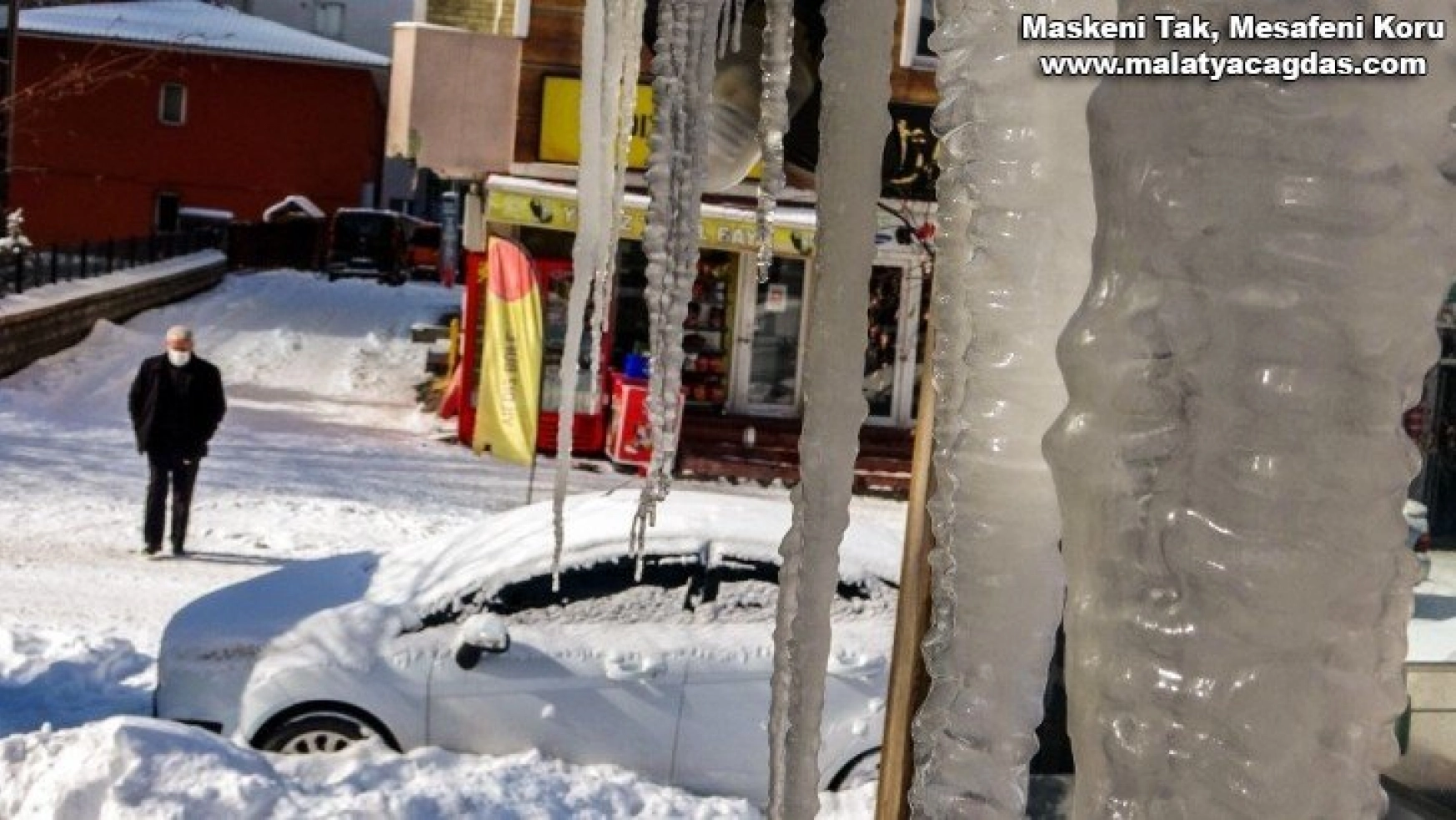Ardahan'da buz sarkıtları 2 metreye ulaştı