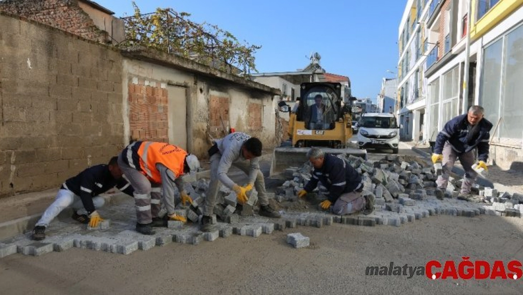 Ata Mahallesi'nde yol yenileme çalışmaları sürüyor