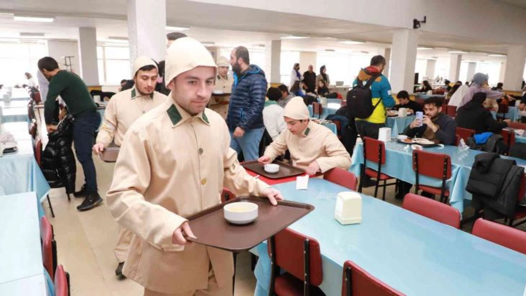 Atatürk Üniversitesi yemekhanesinde öğünün adı asker menüsü