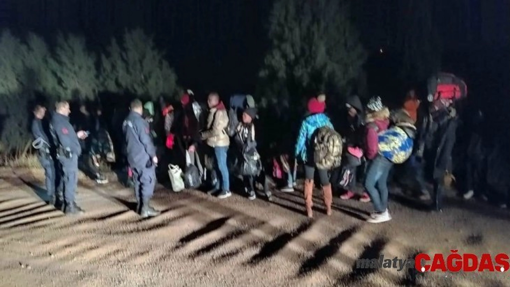 Ayvalık'ta 32 düzensiz göçmen ve 1 organizatör yakalandı