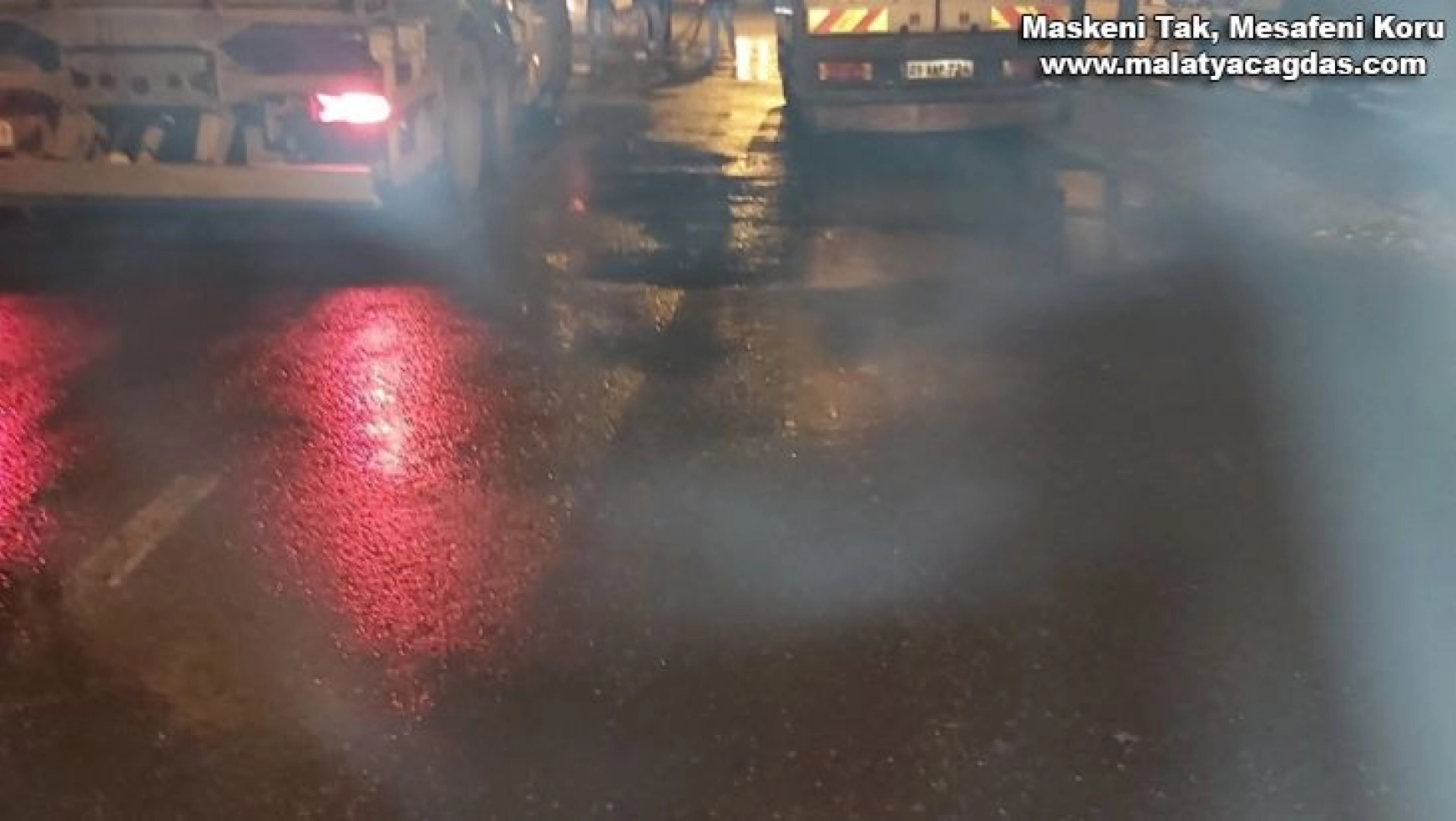 Bağlar Belediyesi kısıtlamada caddeleri dezenfekte etti