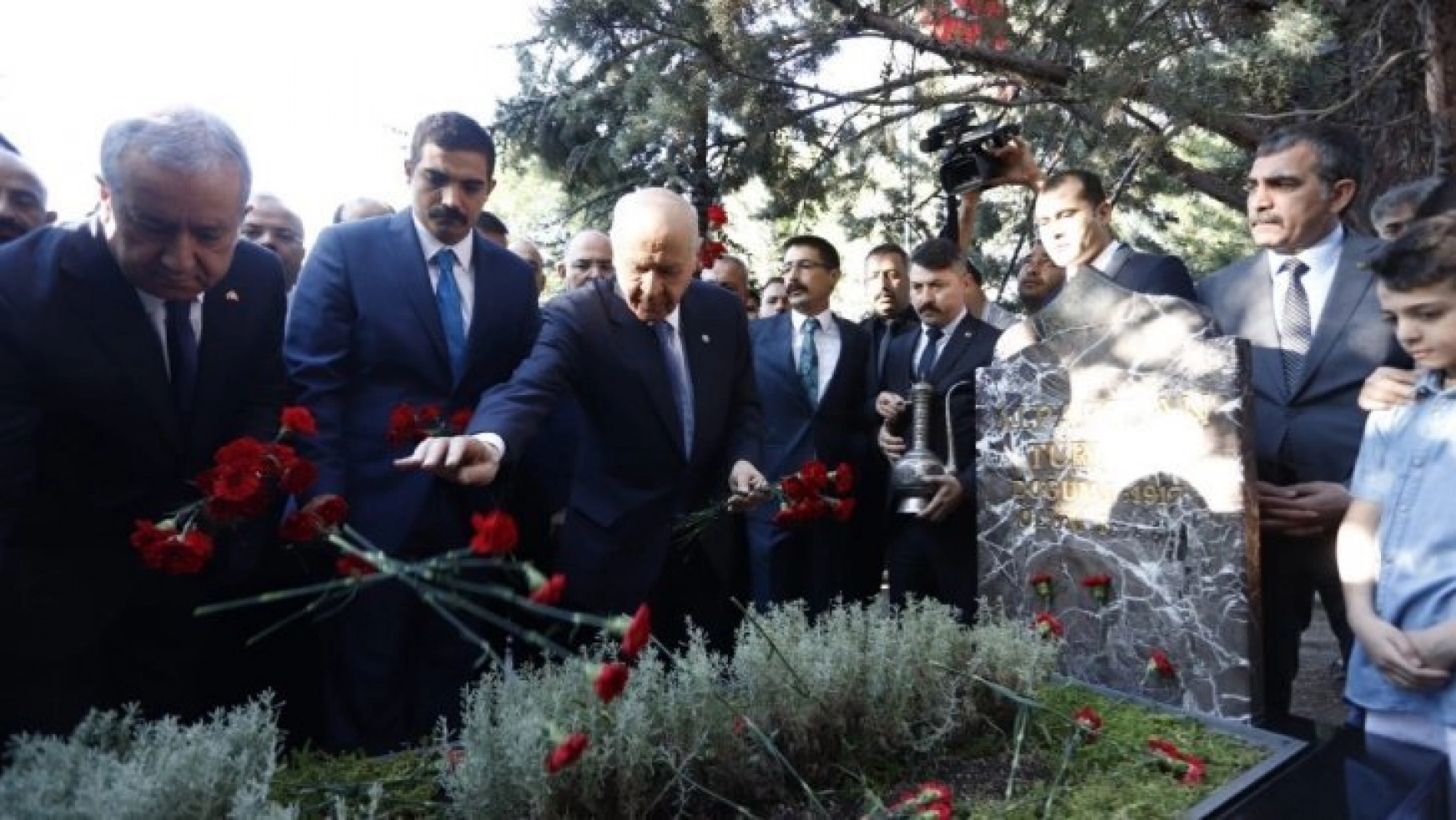 Bahçeli, Türkeş'in anıt mezarını ziyaret etti