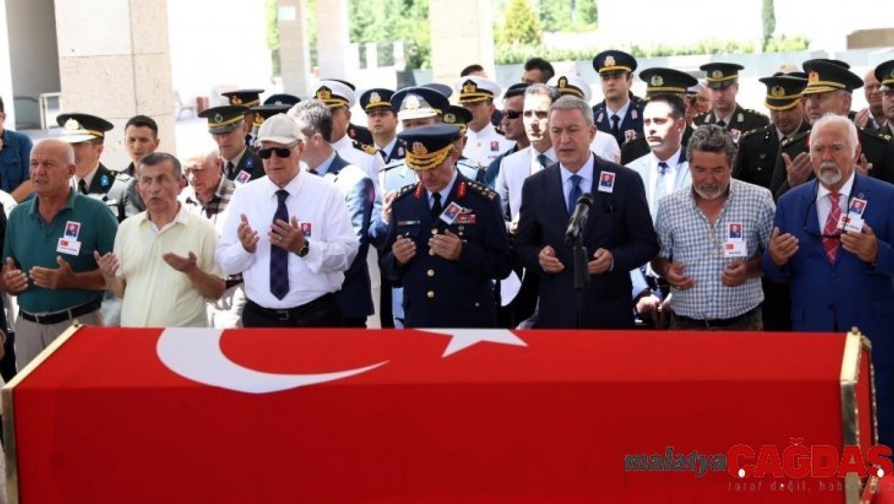 Bakan Akar, Emekli Tuğgeneral'in cenazesine katıldı
