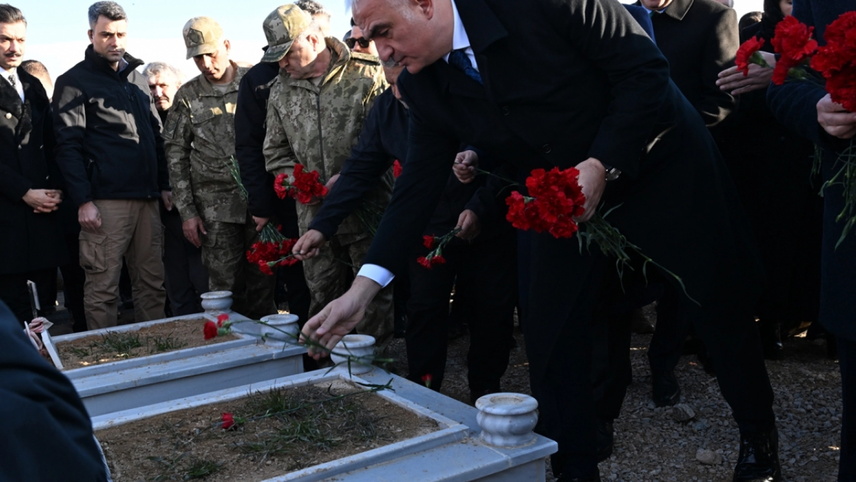 Bakan Ersoy, Malatya'da depremde hayatını kaybedenlerin mezarlarını ziyaret etti