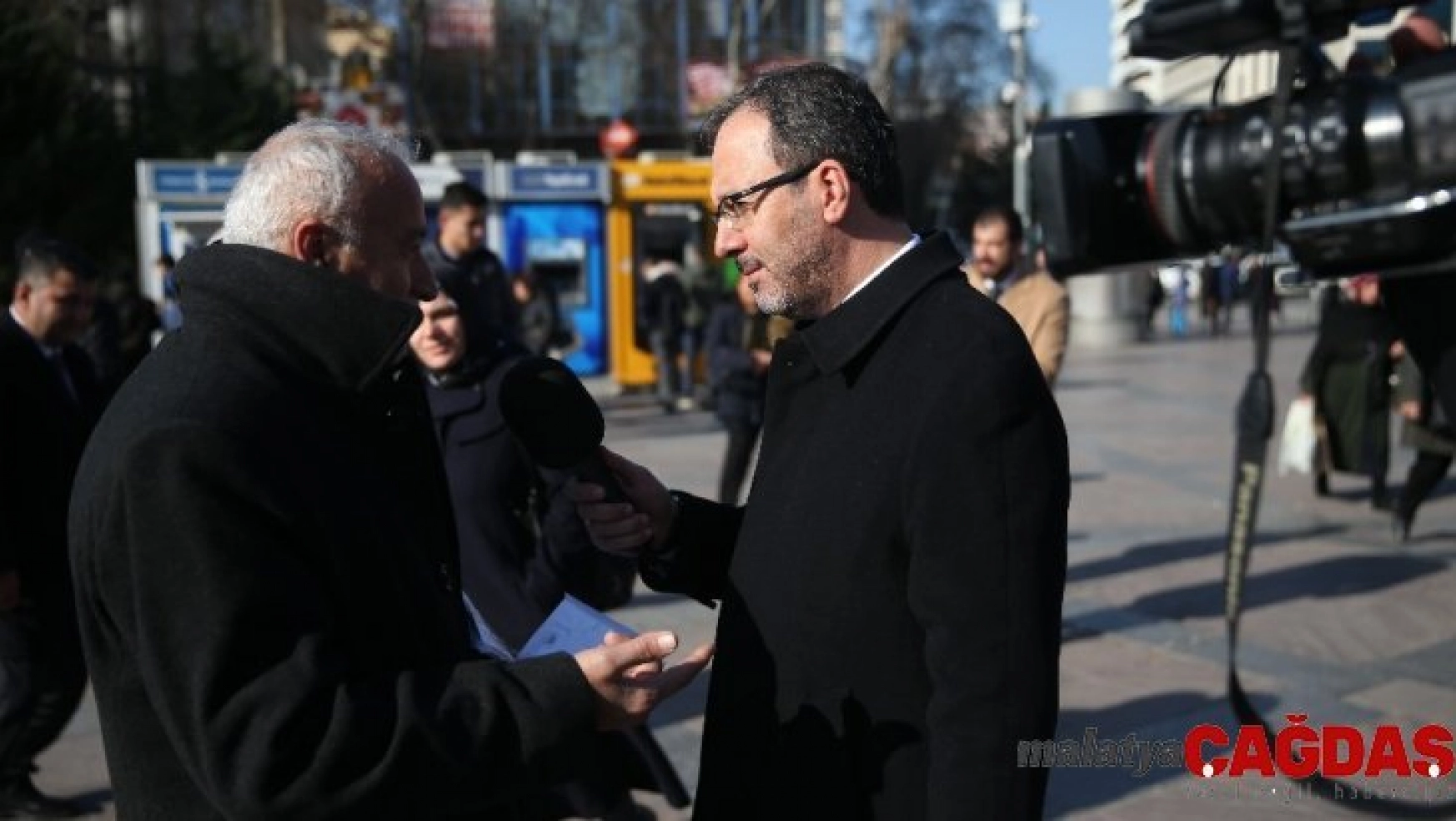 Bakan Kasapoğlu, Gazeteciler Günü'nde muhabir oldu, sokağa çıktı