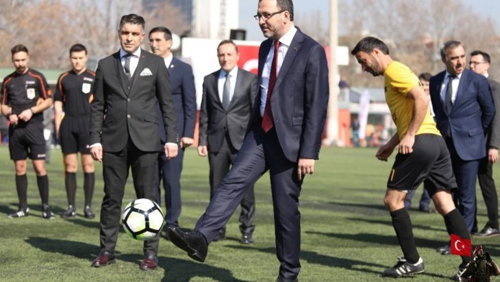Bakan Kasapoğlu, Kamu Futbol Turnuvası'nın başlama vuruşunu yaptı