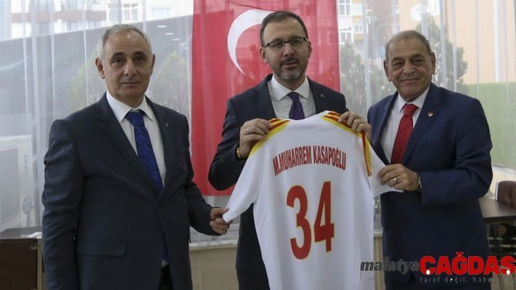 Bakan Kasapoğlu, Taksim Spor Kulübü'nü ziyaret etti